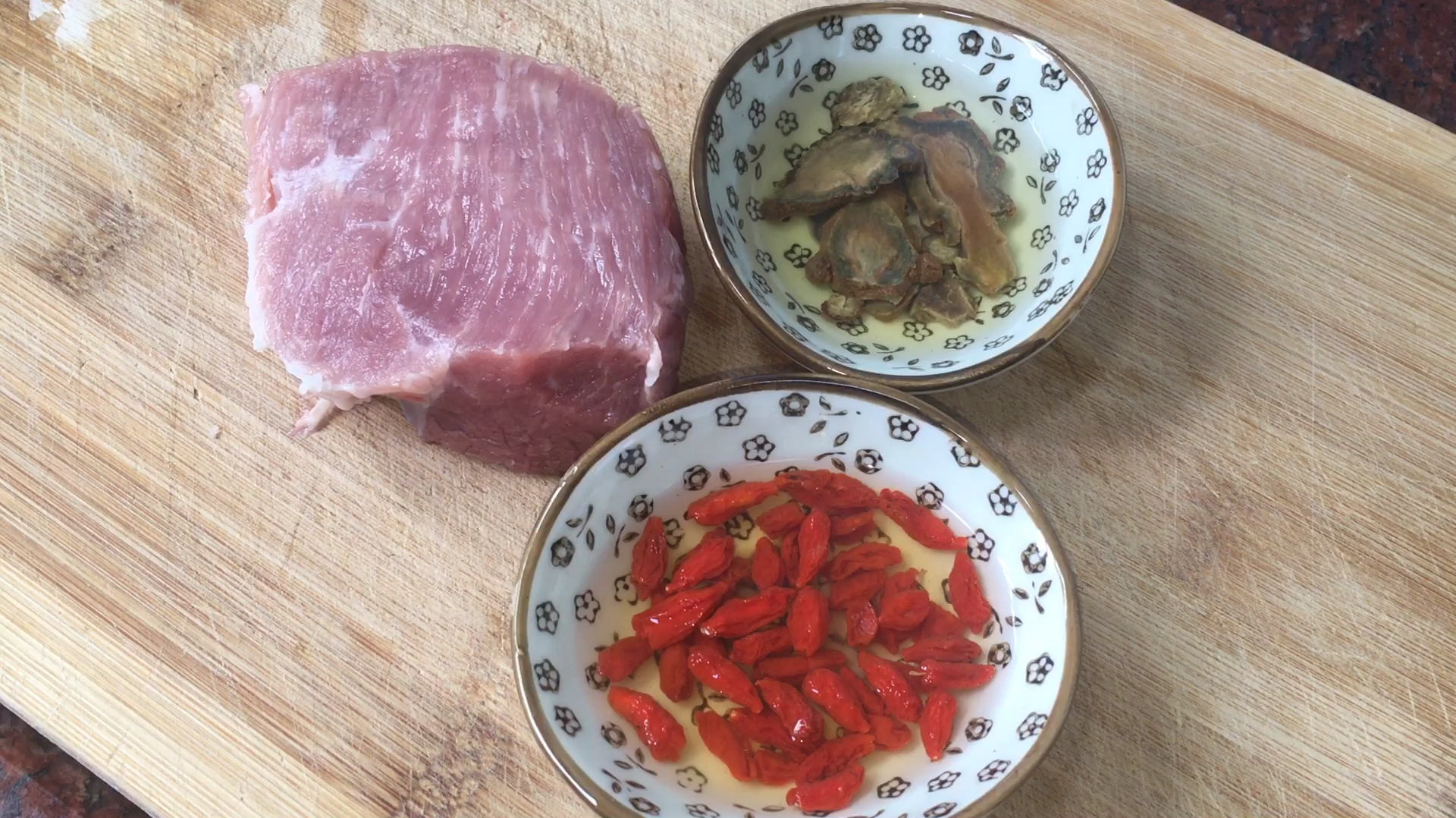 田七枸杞炖瘦肉汤,食材和做法都很简单,好喝还对身体好