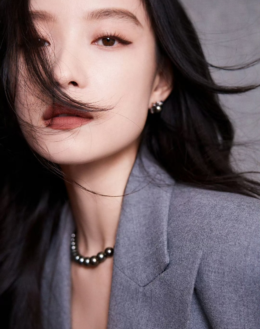 倪妮上线营业,表情冷淡眼神忧郁,清汤寡水的发型自然零散松弛感十足