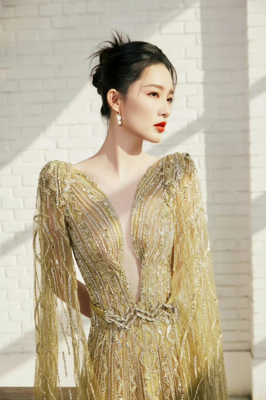 李沁体态绝了!深v薄背,有种参加金鹰女神颁奖的感觉!