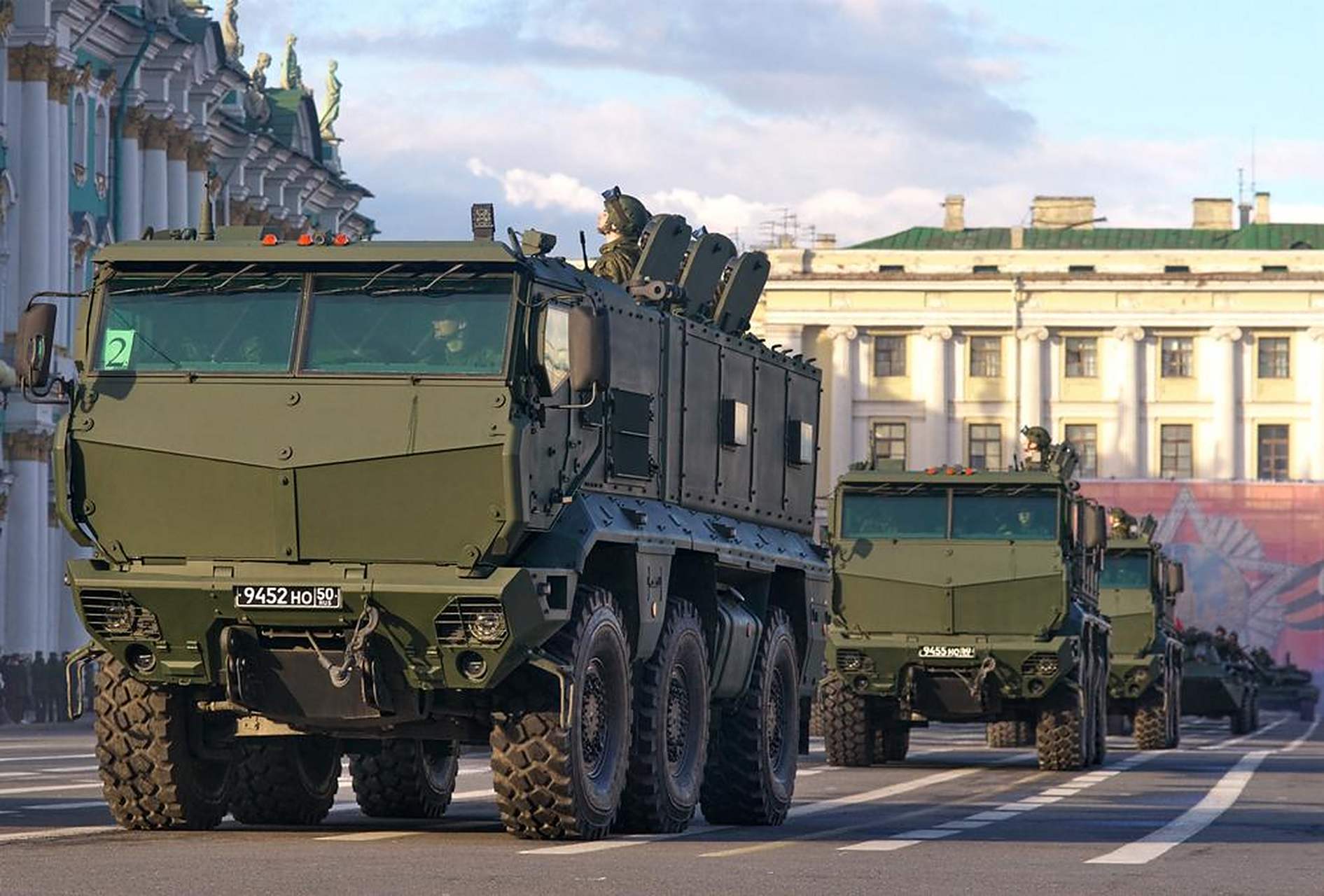 俄军装备的台风-k反地雷伏击车,外观大气,车体宽敞,乘坐舒适,车顶可