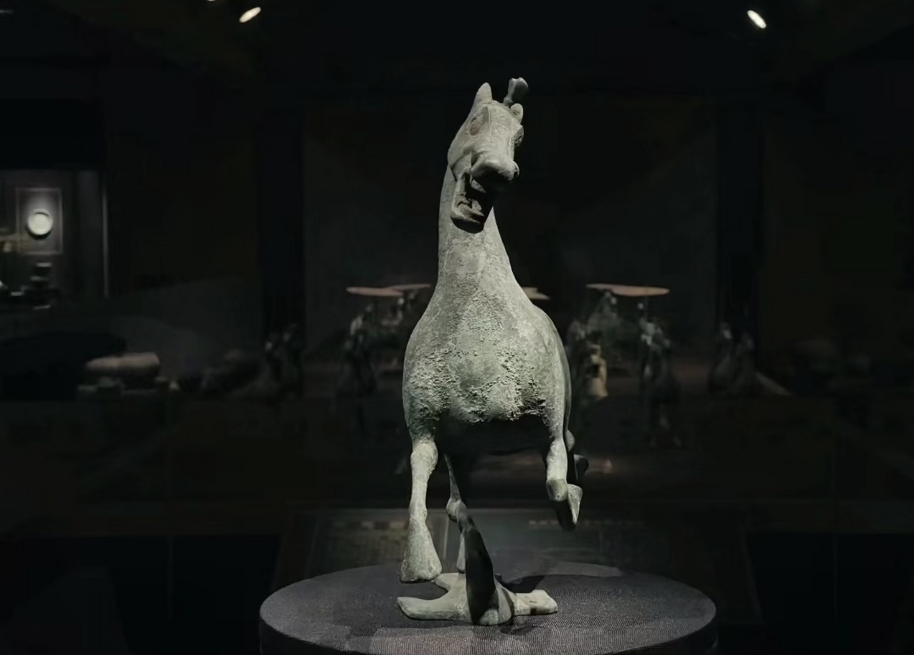 搞笑动图# #搞笑表情包# 马踏飞燕,从小课文里看到的都是第一张偷的