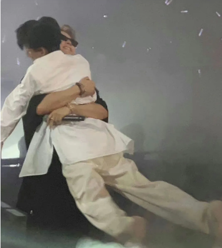 王嘉尔抱着amber转圈圈,网友:王嘉尔你在搞什么!