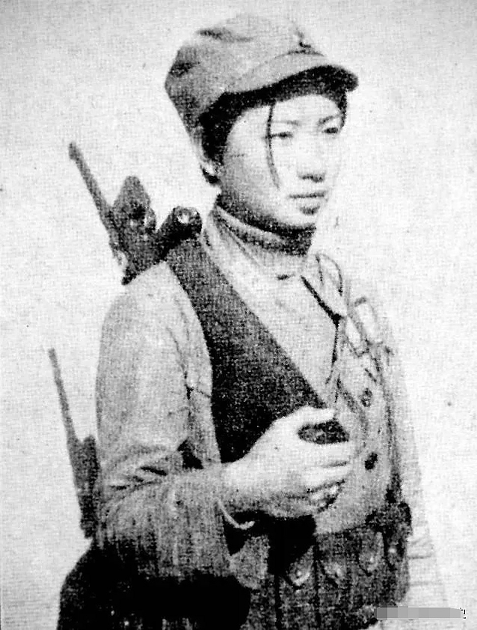 谁知汉奸却轻声说:"先服软,坚持住,我送你出去…"  这名女八路名叫肖