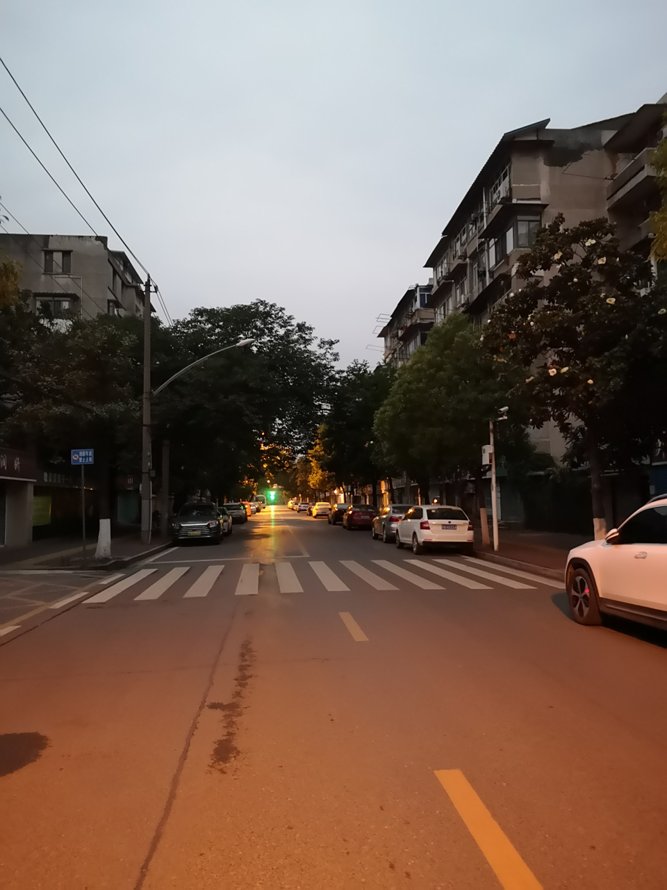 凌晨5点的武汉青山街道上,难得这么清净,没有几辆车.