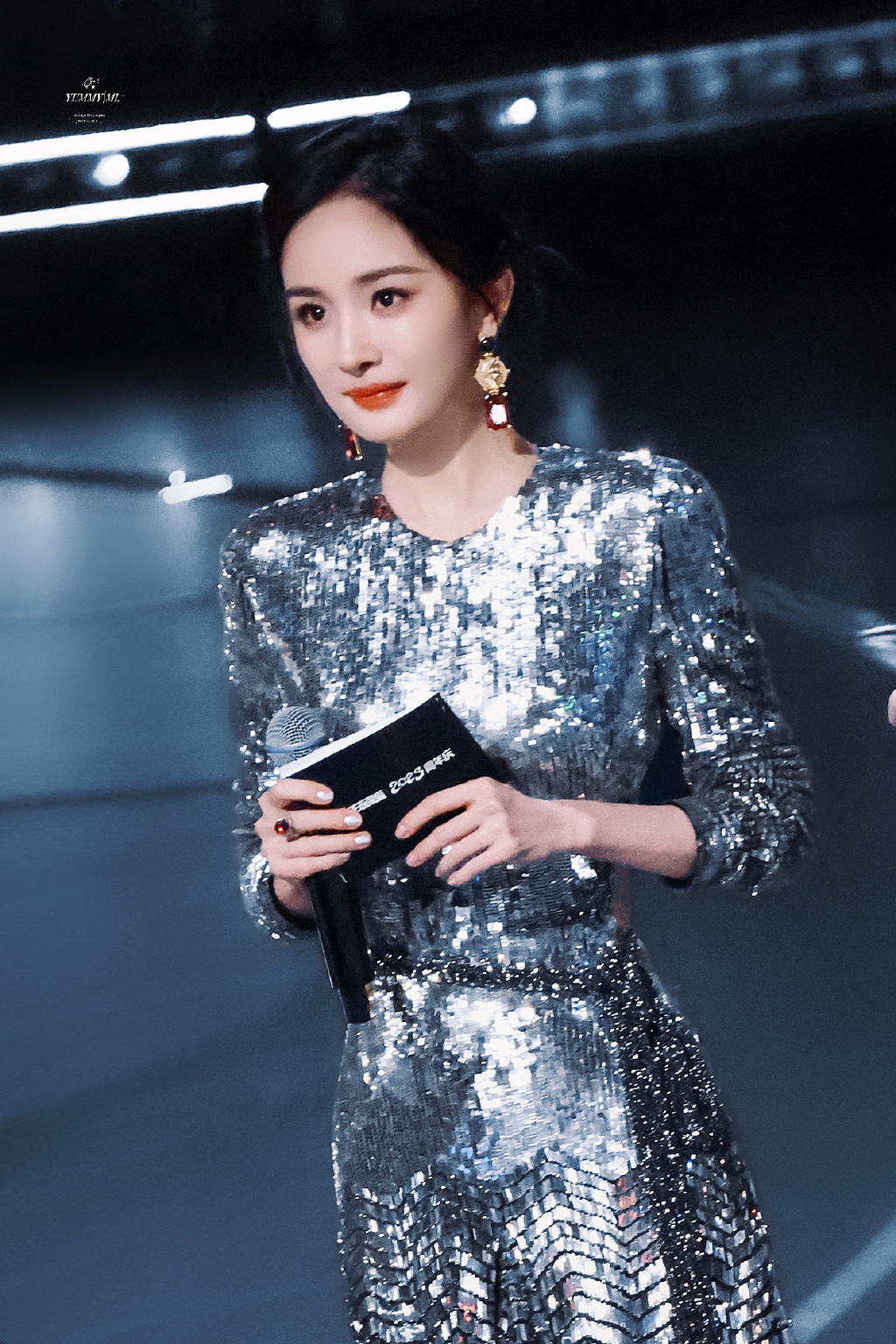 杨幂身穿亮银色露背长裙,亮相成都王者荣耀周年庆,太美啦!