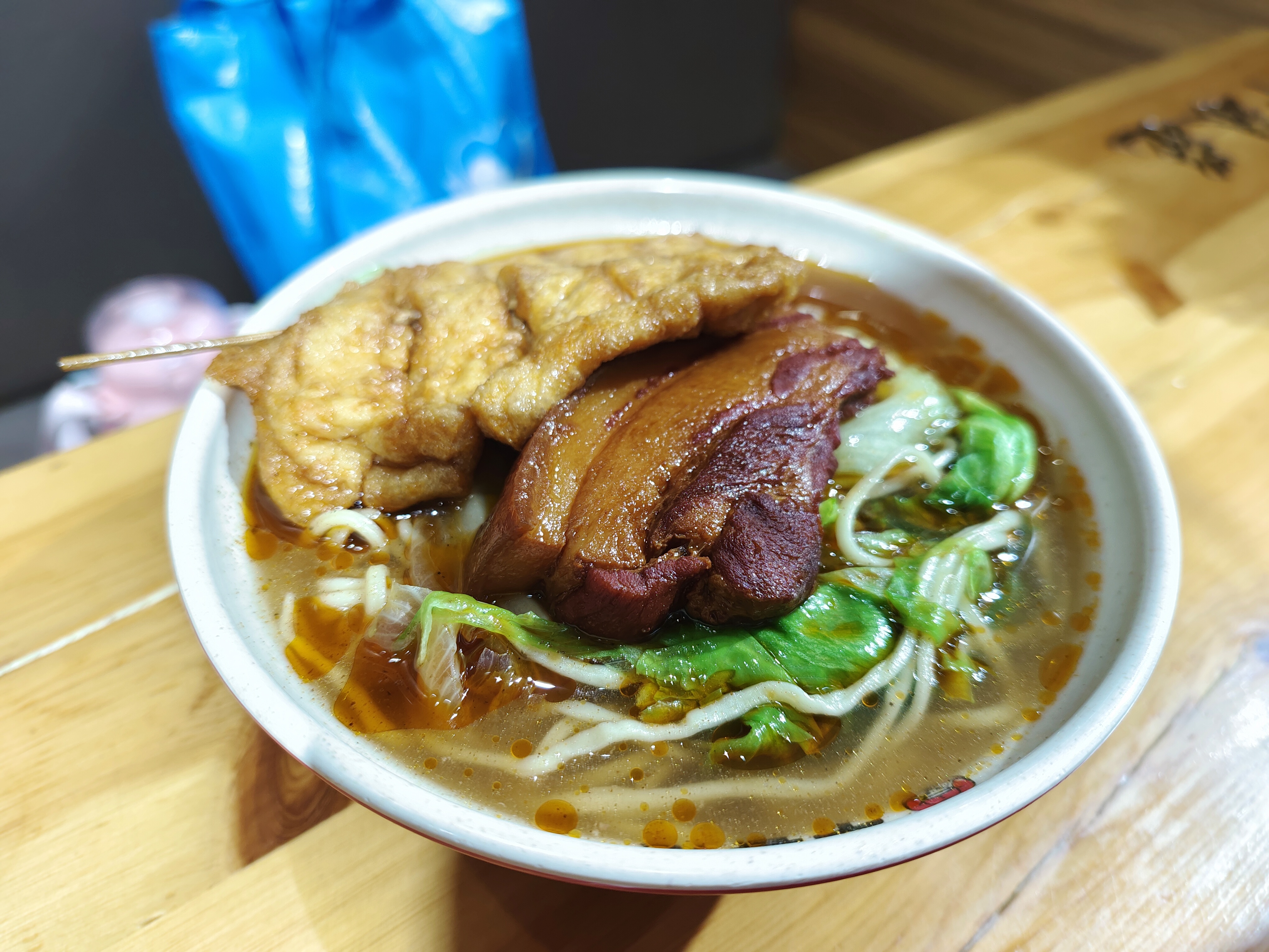 藏在石家庄特色小吃安徽牛肉板面10种自助配菜 把子肉不能少