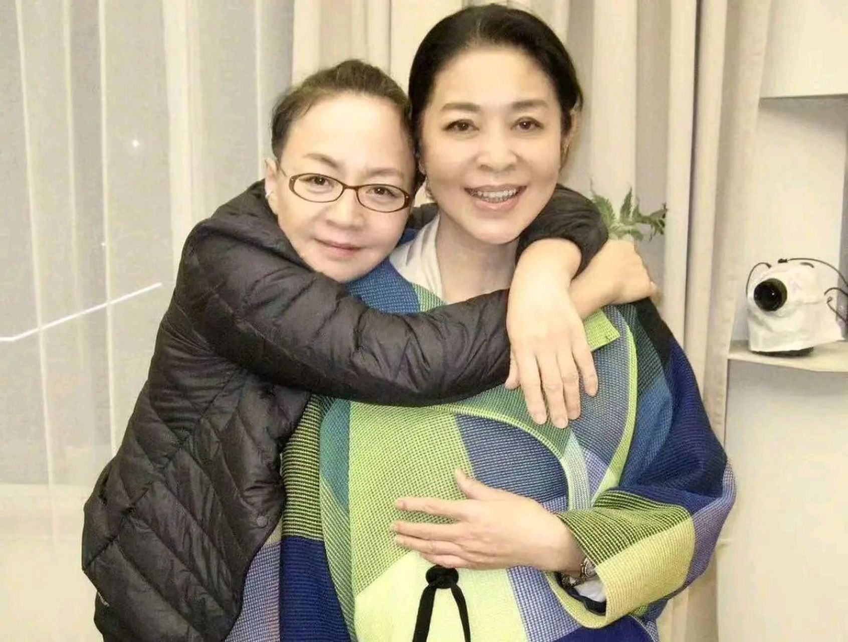 一次聚会上,宋丹丹对到场朋友介绍倪萍:"她是我非常好的朋友!