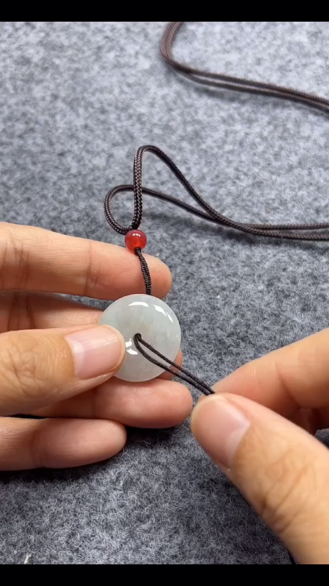 平安扣如何绑吊坠绳?