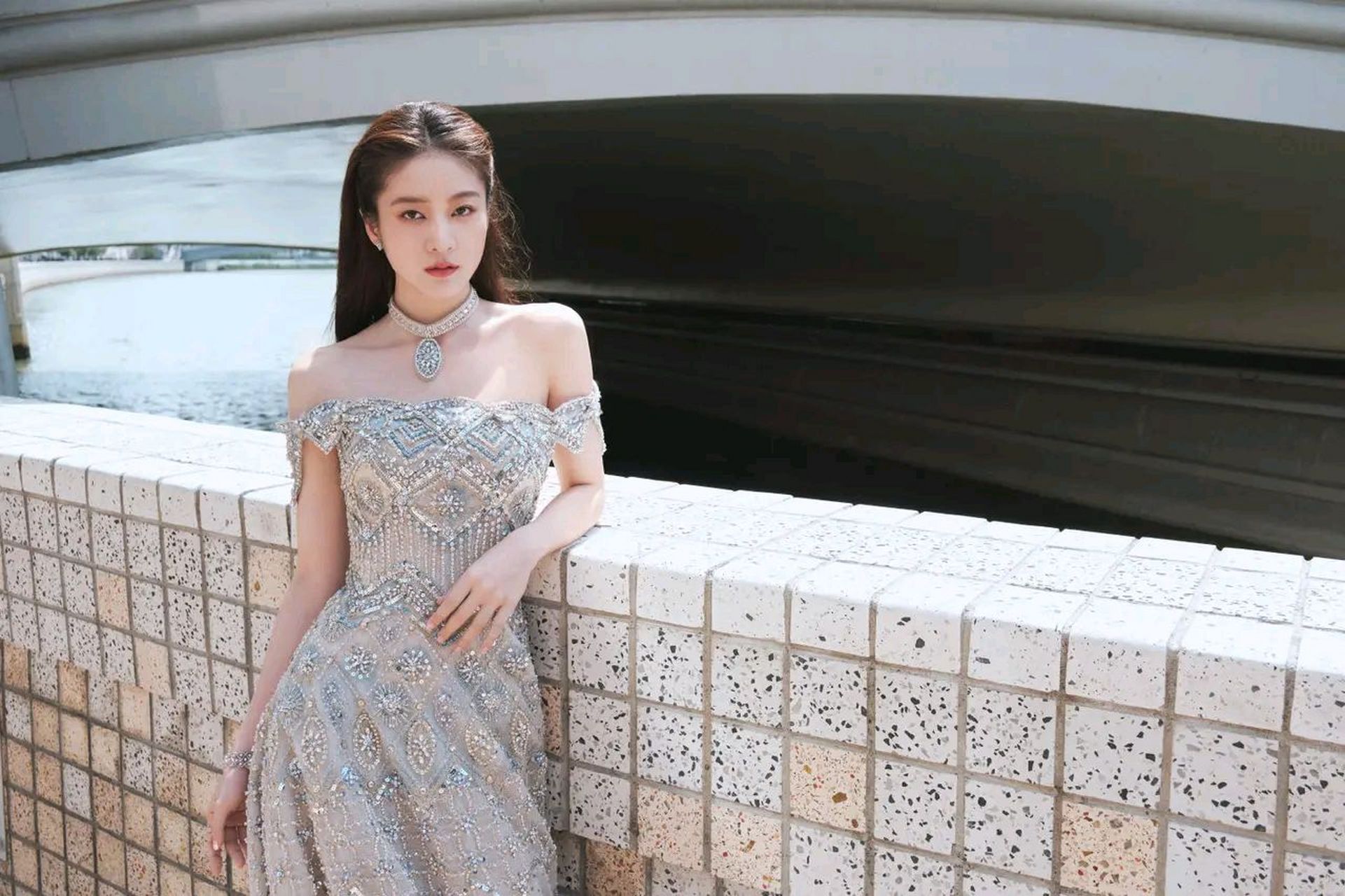 张雪迎抹胸复古礼服裙造型优雅美丽#娱乐大赏# #一眼沦陷# #明星的