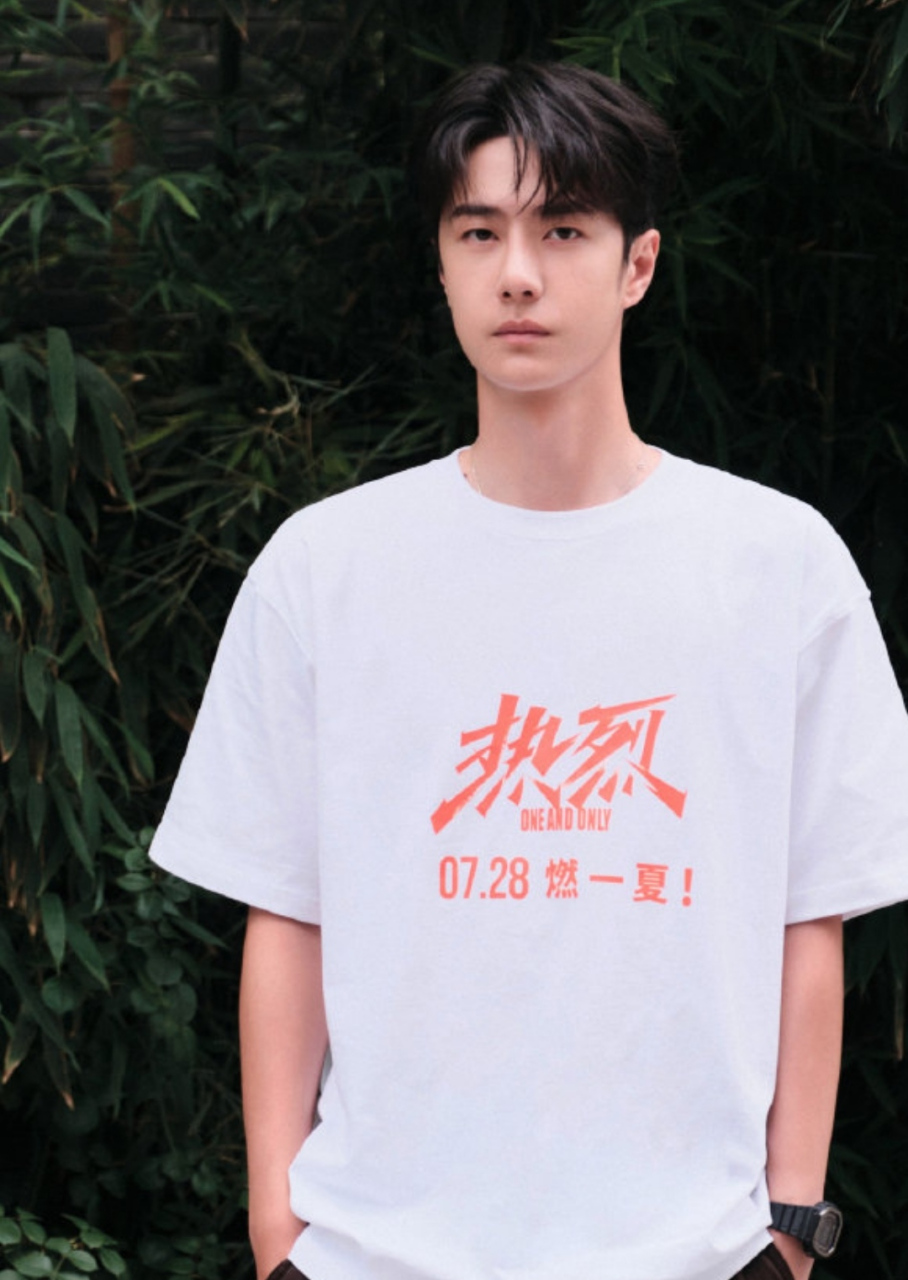 王一博现身《热烈》路演活动,侧着头扶着后脑勺微笑的样子太帅气了,比