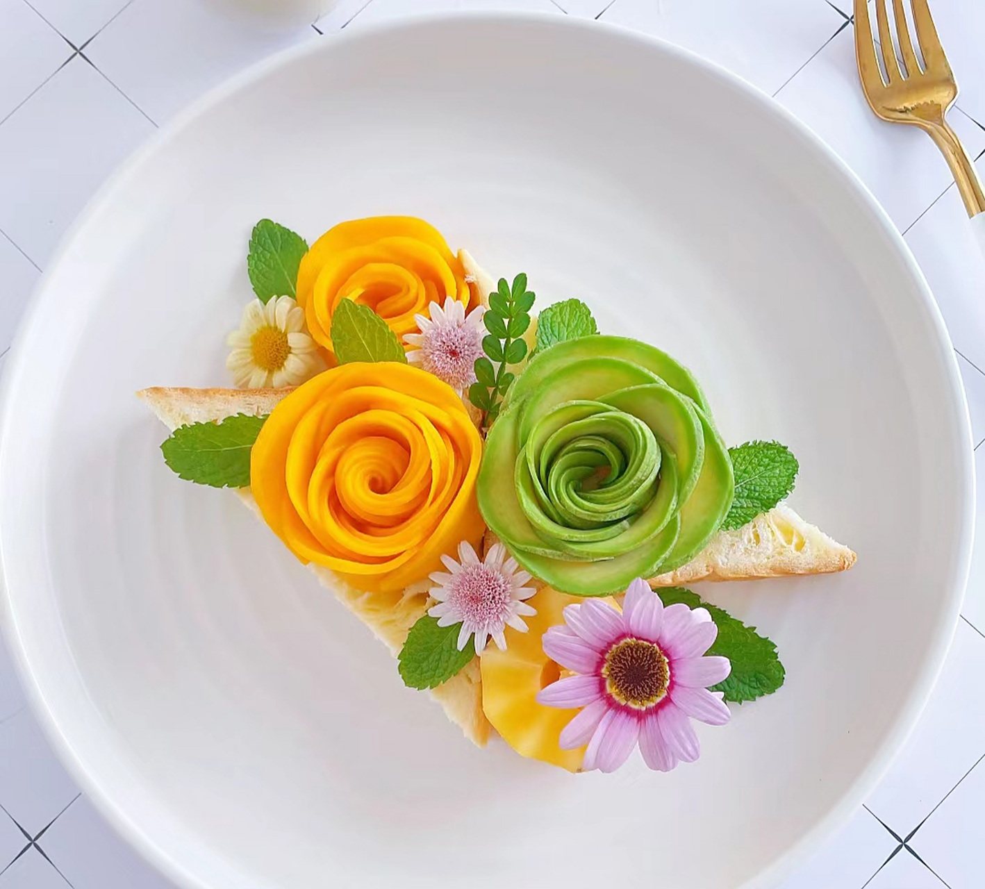 迷人的三明治早餐摆盘