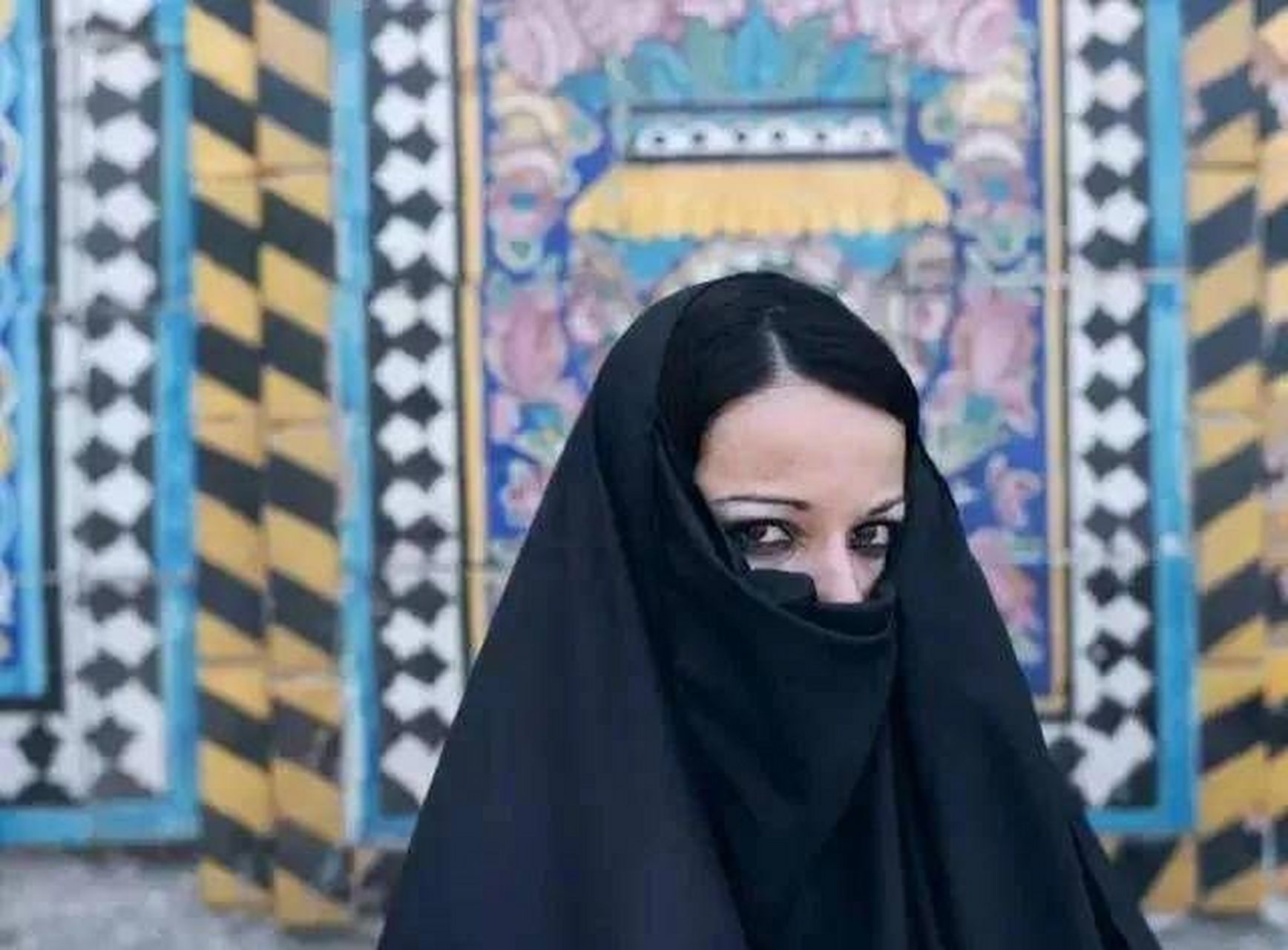 伊朗母女未戴头巾被女子泼酸奶,网友评论:女人何苦为难女人  近日,一