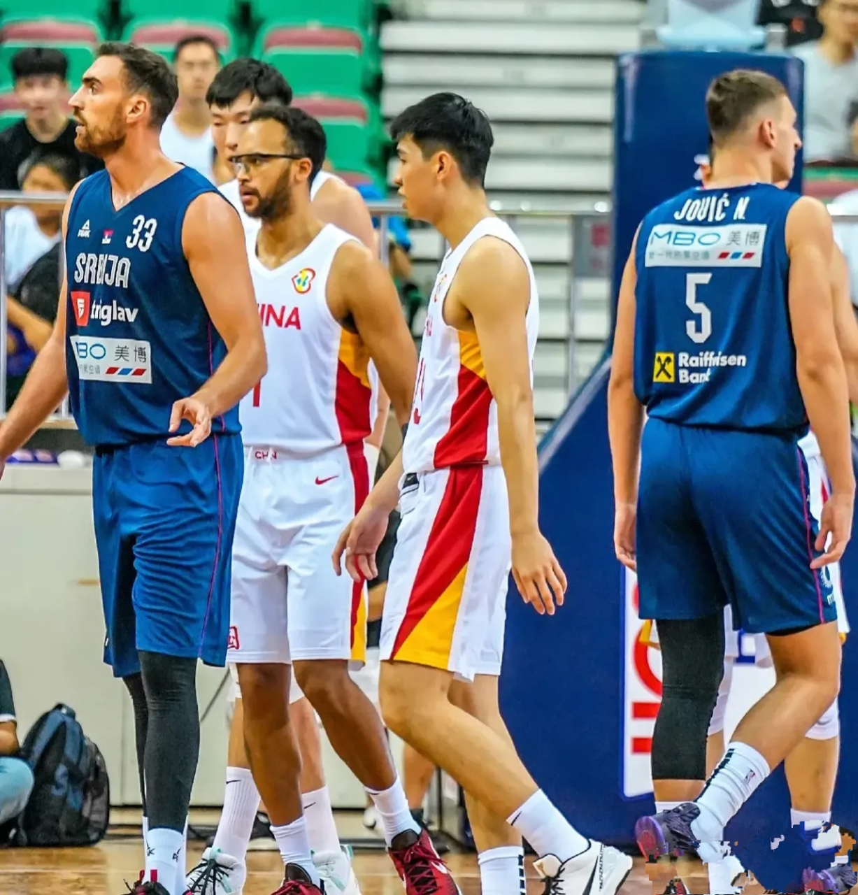 中国男篮64-87塞尔维亚男篮,中国队得分超过5分的球员一览:  胡明轩