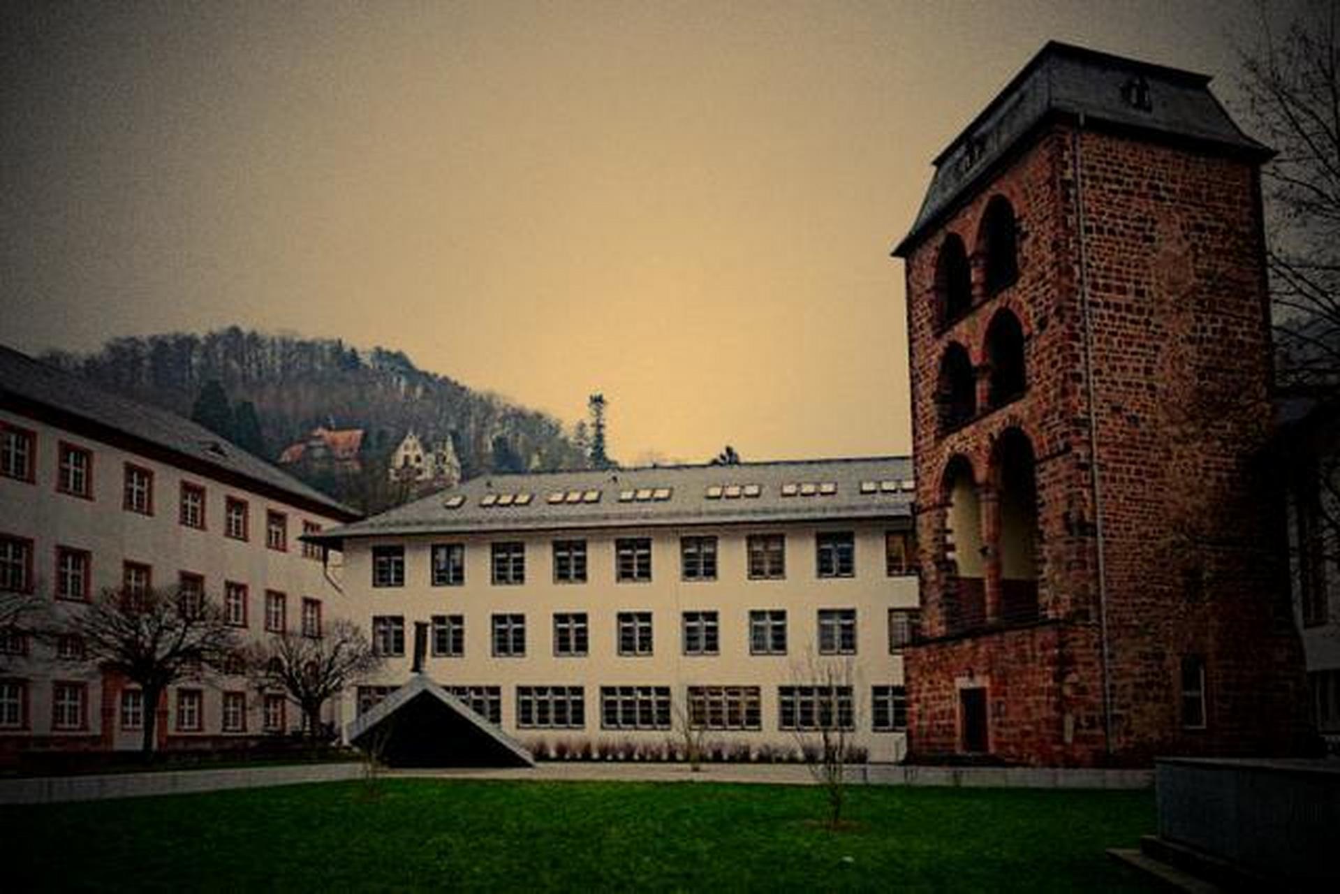 海德堡学派是德国早期浪漫主义史学(激进)两大流派之一,代表人物是施