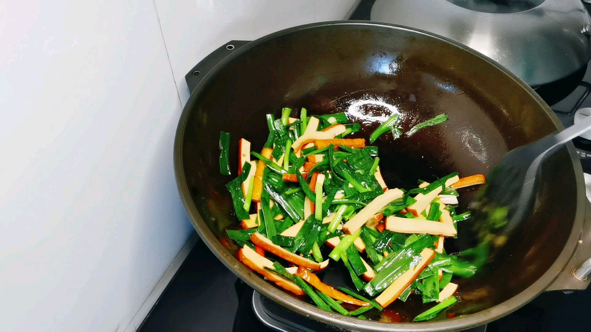 韭菜炒香干的家常做法,简单好学,好吃又营养