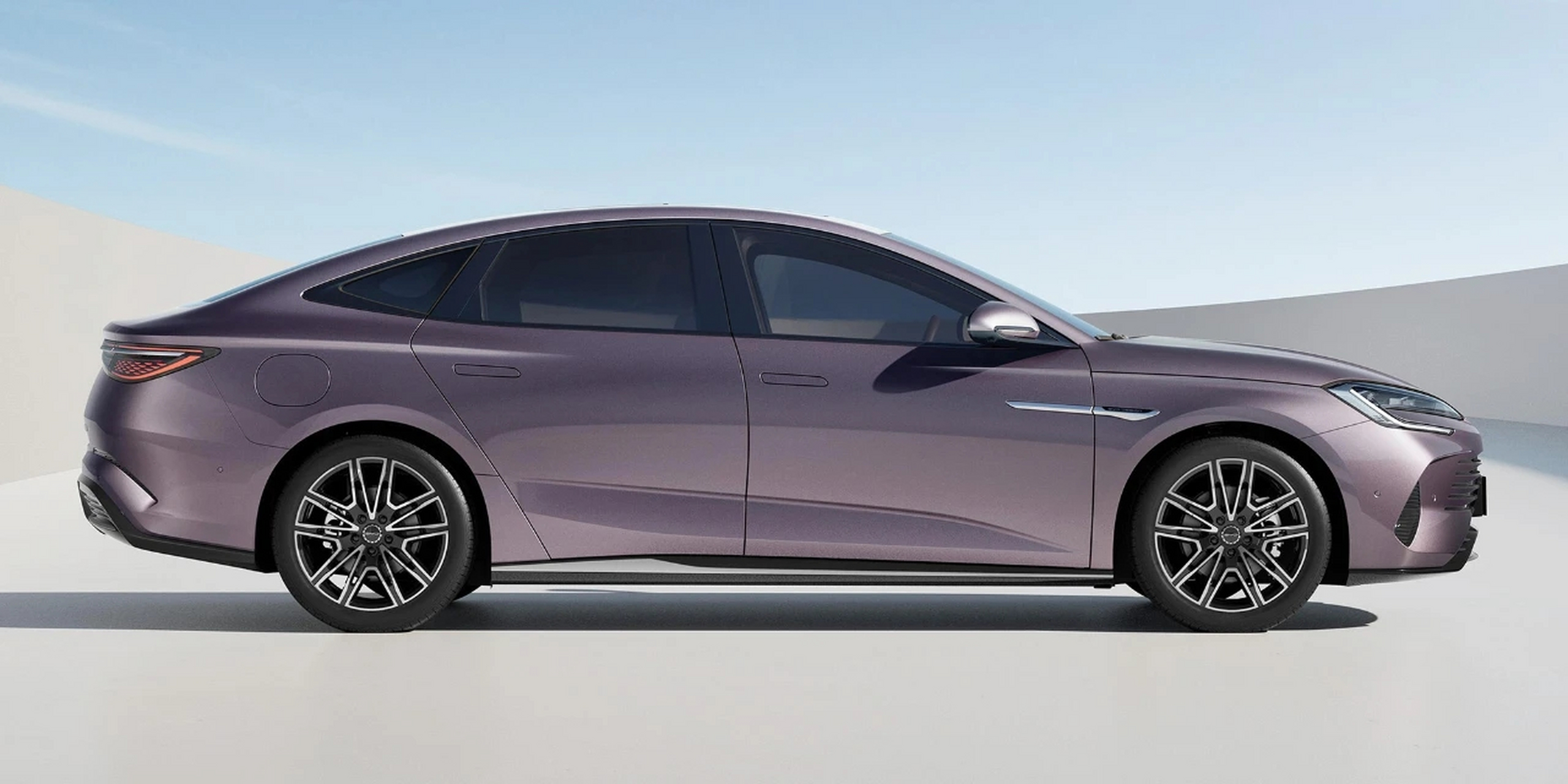 比亚迪海豹dm-i的尺寸基本等于比亚迪汉,官方称之为中型轿车,显然"