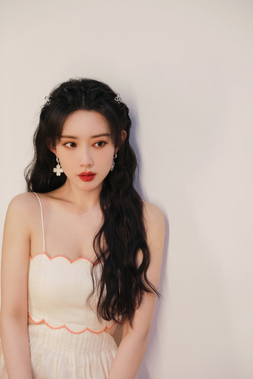 孟子义# 一袭白色印花吊带连衣裙,上衣穿一短款牛仔服,甜美清纯的