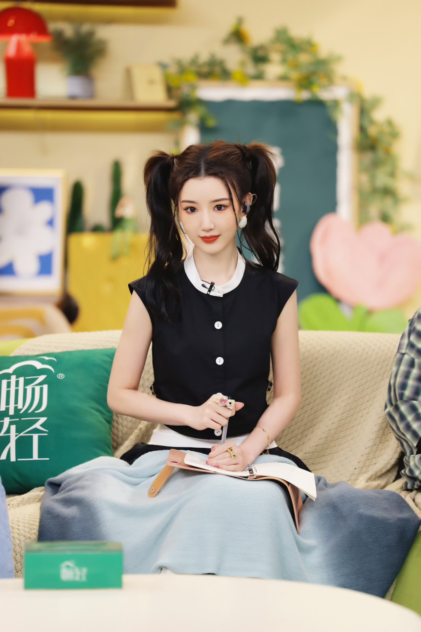 毛晓彤扎双马尾好减龄,看着很有"少女感",难怪圈粉无数!