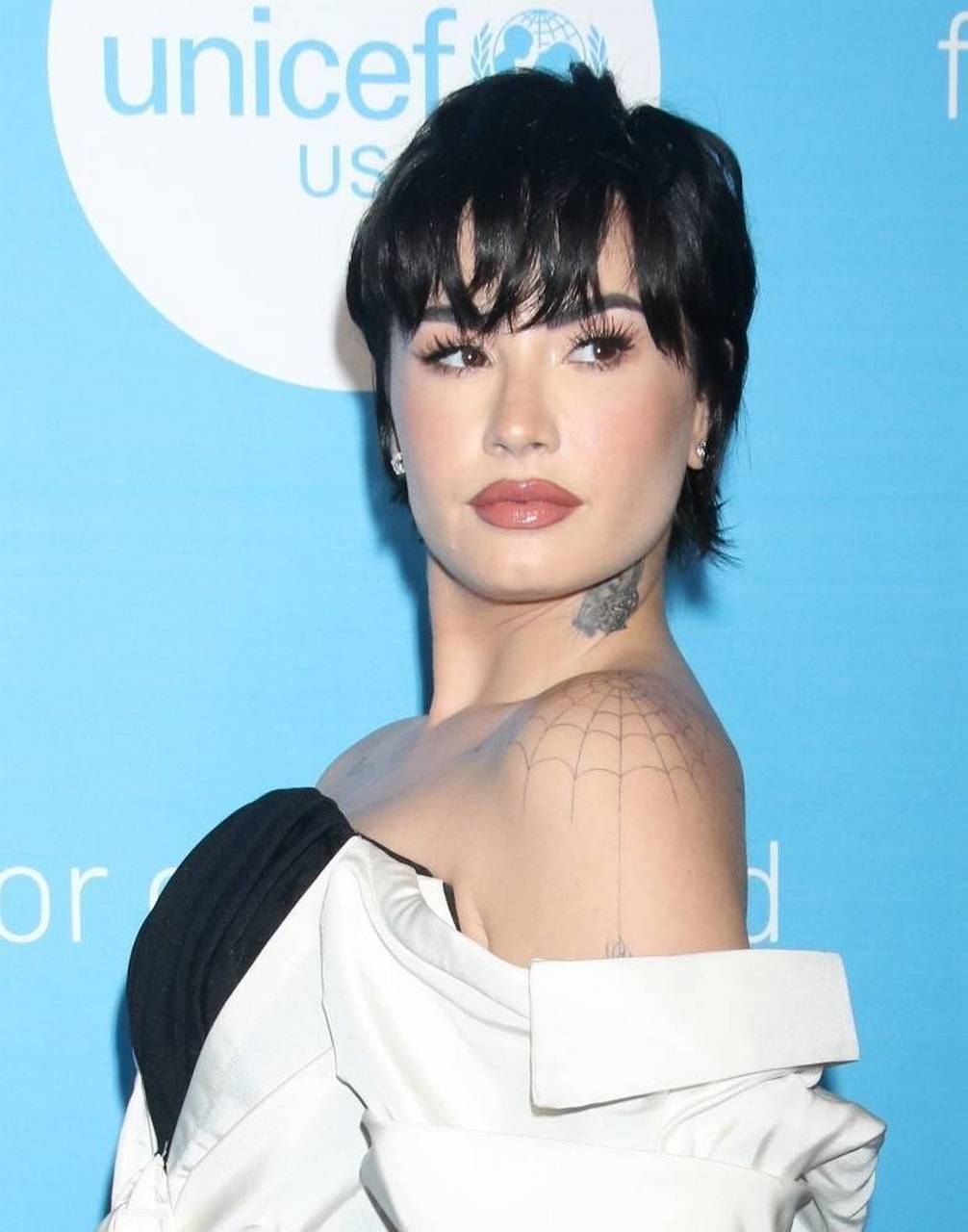 demi lovato 残了图片