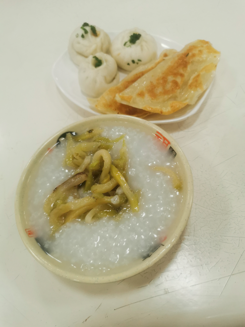 公司食堂早餐,小籠包3,蘿蔔絲餅2,白粥1碗,安排