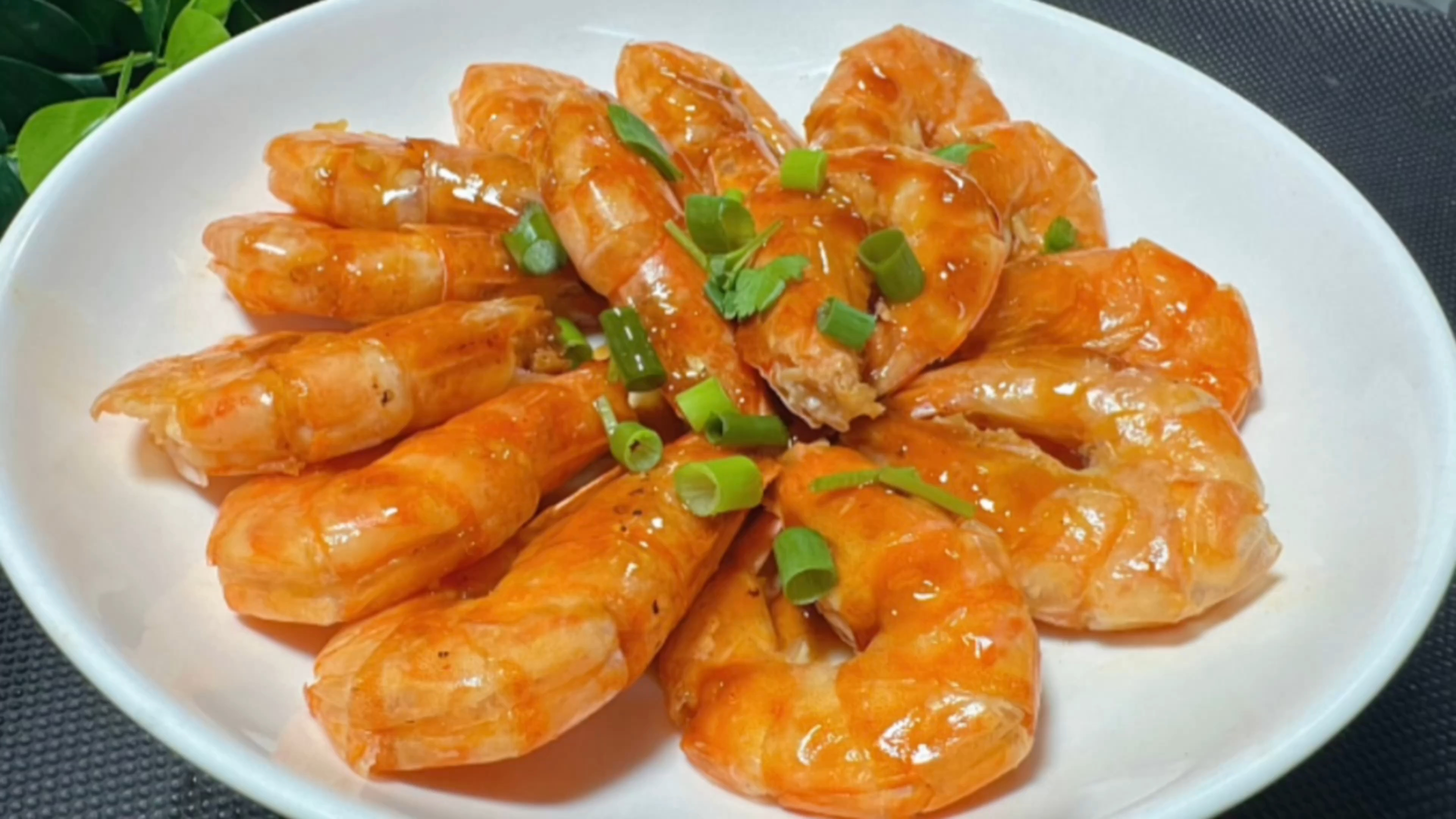 做油焖大虾不要乱加调料,原汁原味吃起来才鲜美,大年除夕来一盘