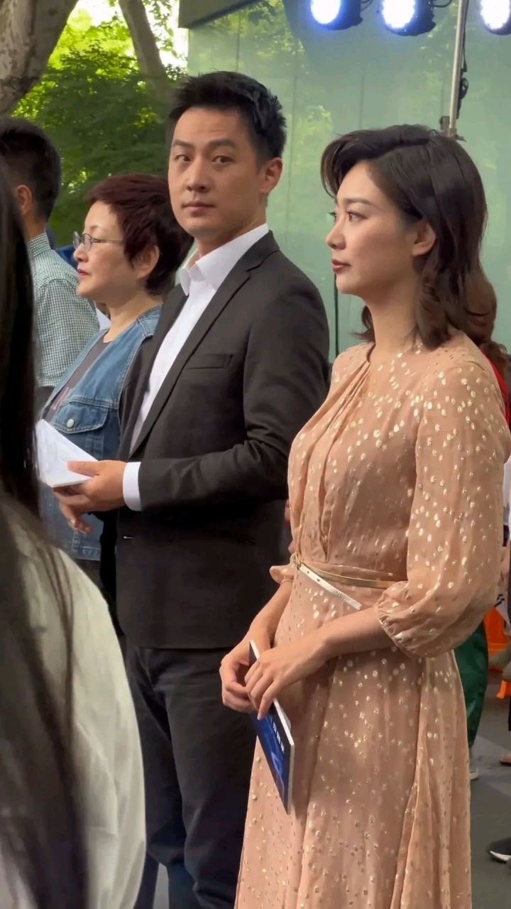 舒冬身姿挺拔,帅气潇洒,比整个一排人都高出一截.