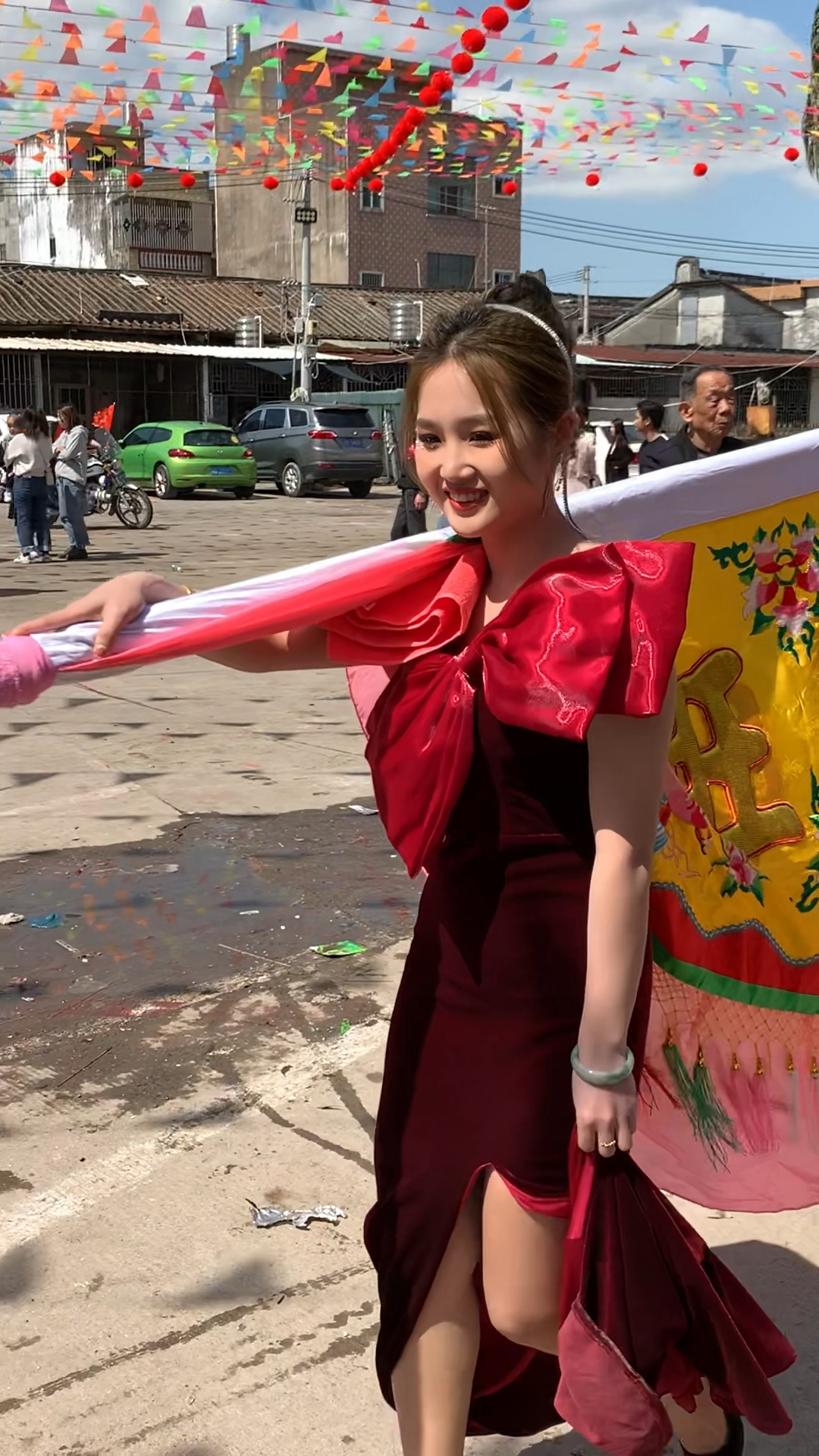 潮汕标旗小姐姐这个笑容太美了吧!