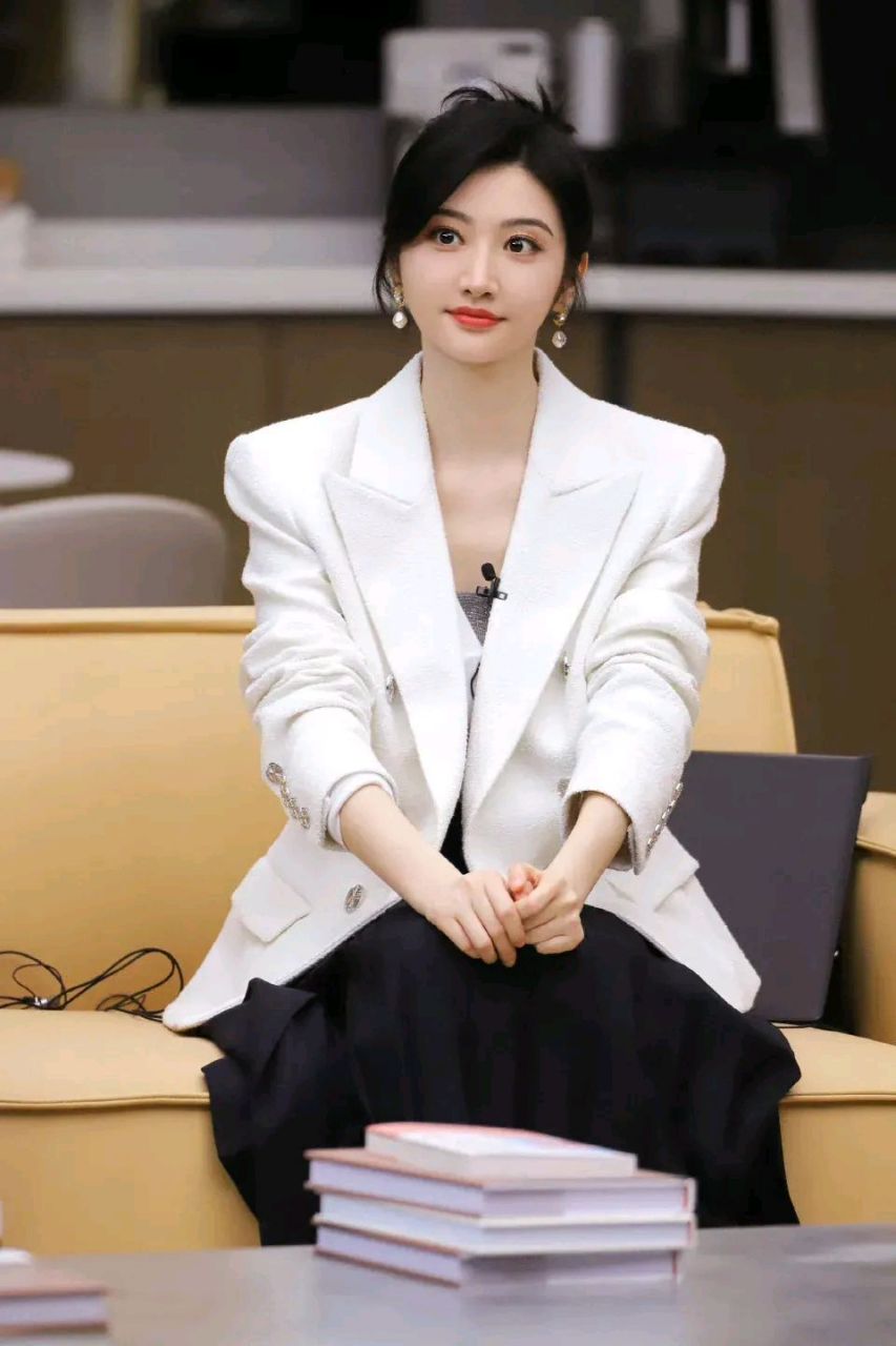 景甜的这一套白西装穿起来好有感觉! 贵妇气质[嘻嘻]