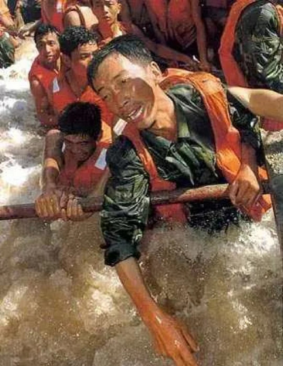 1998年,抗洪救灾一直震撼的中国军人照片,我们永远都不会忘记,那个