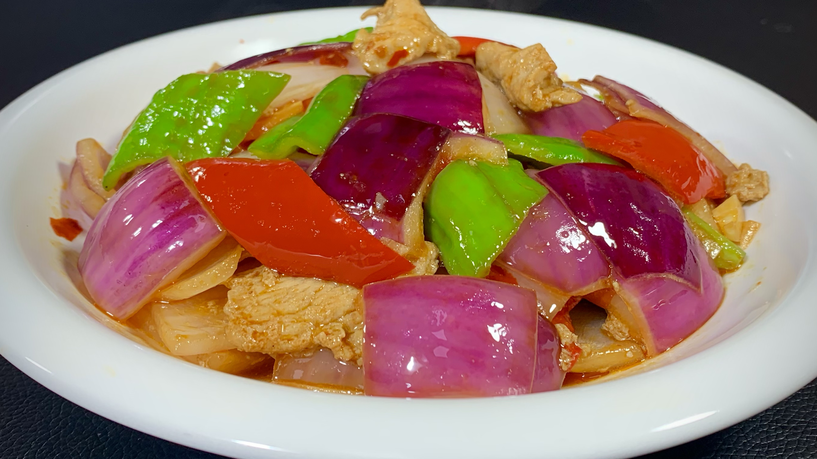 洋葱炒肉是先炒洋葱还是先炒肉,好多人做错了,看饭店大厨怎么做