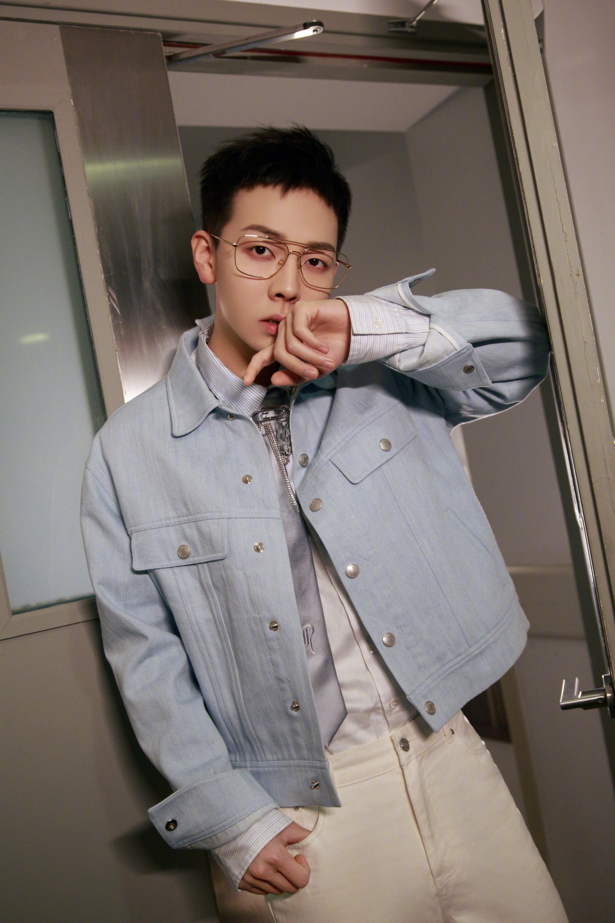 胡夏蓝白条纹衬衫造型释出,蓝色外套更清新雅致,亮眼吸睛