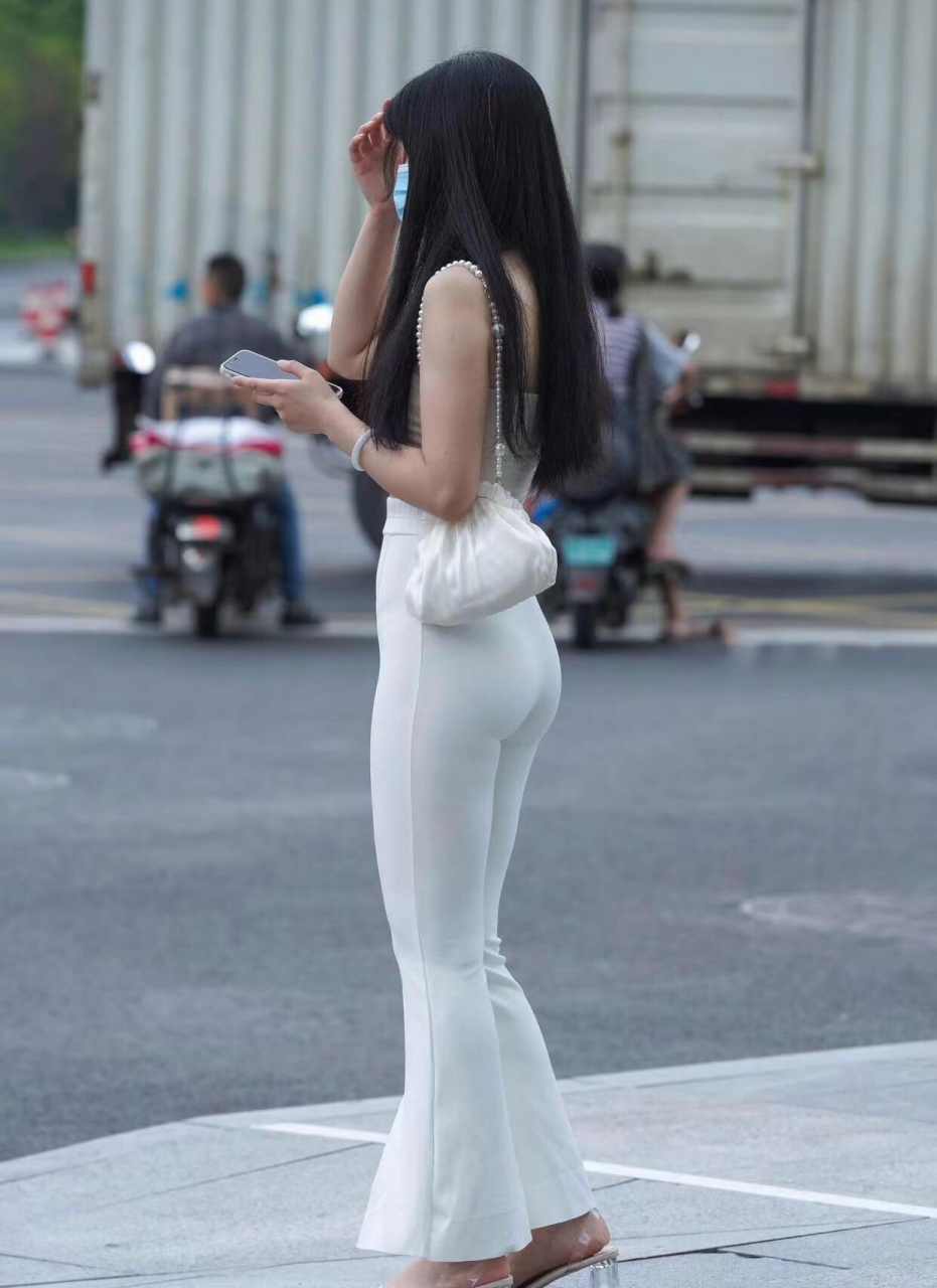 时尚百搭的白色紧身裤,穿美女身上真好看