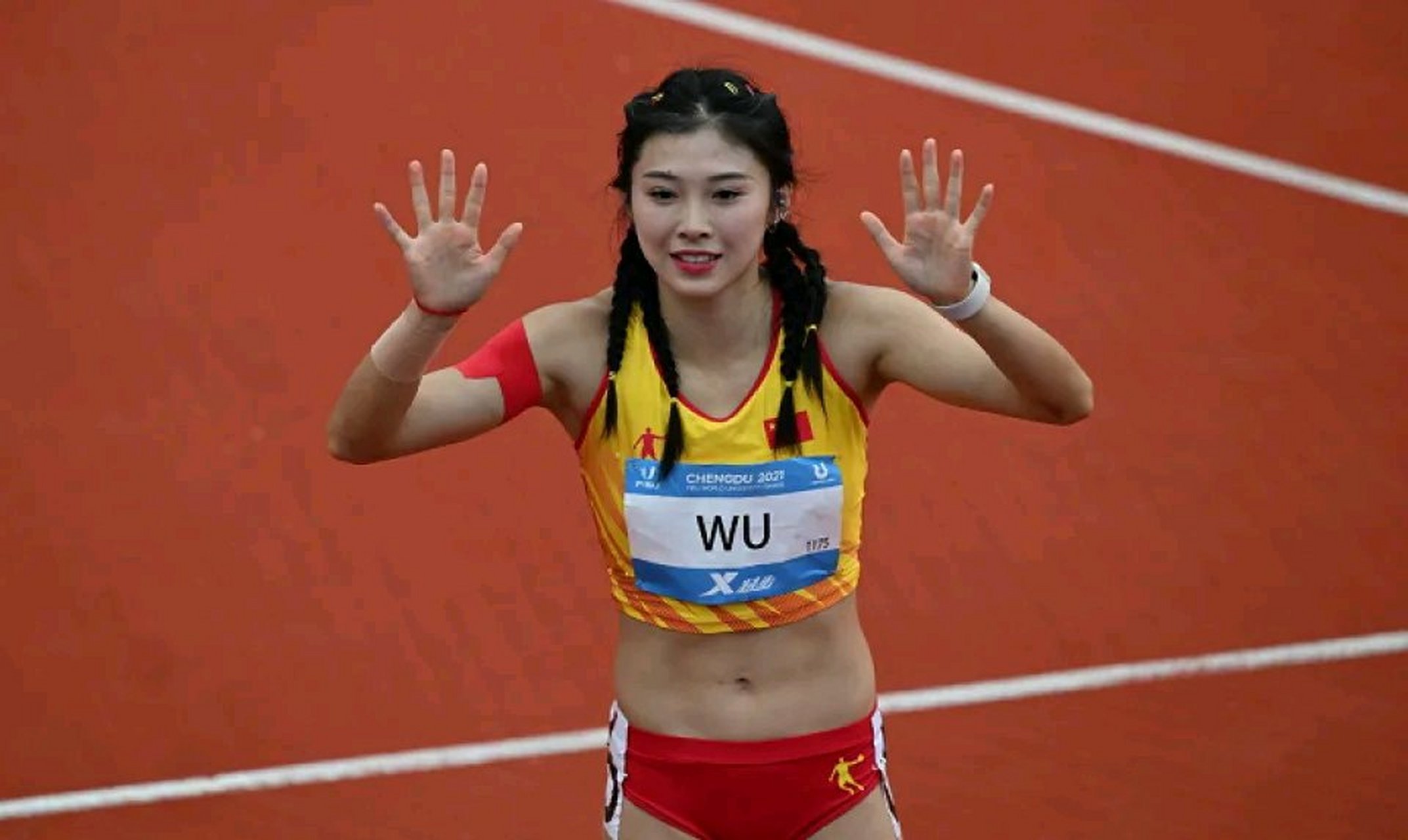 8月4日,在刚刚结束的田径女子110栏决赛中,中国选手吴艳妮以22秒76的