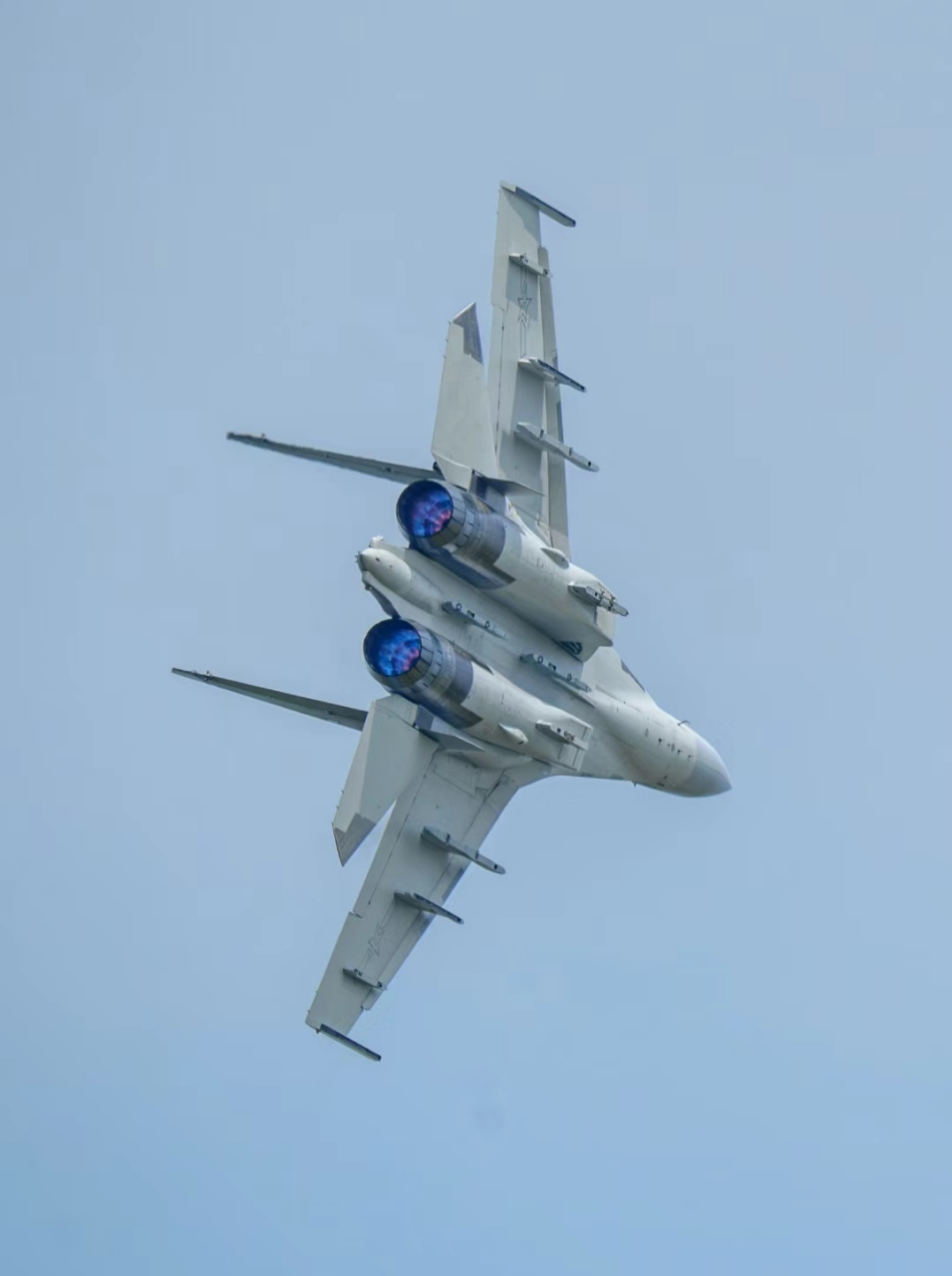 数数歼16的12个挂点,两翼下各4个,进气道下2个,进气道之间2个,最大载