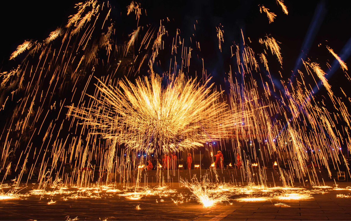 火树银花不夜天,千年绝技"打铁花","打花打花,越打越发"