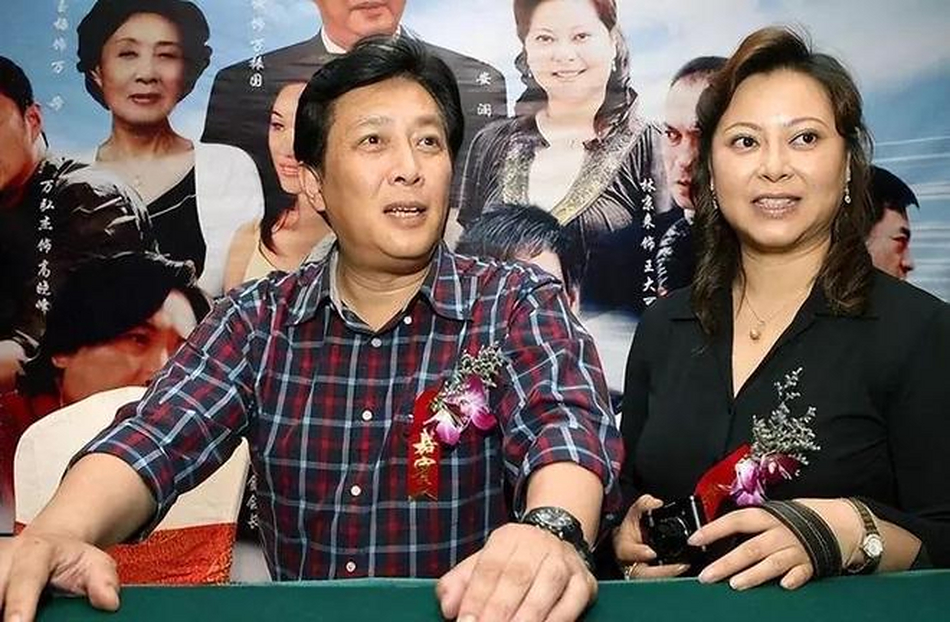 1990年的除夕夜,唐国强的妻子孙涛洗完澡来到化妆镜前,细细为自己梳妆