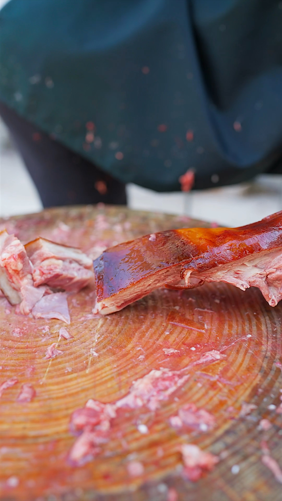 肥瘦相间的玉林脆皮狗肉下锅