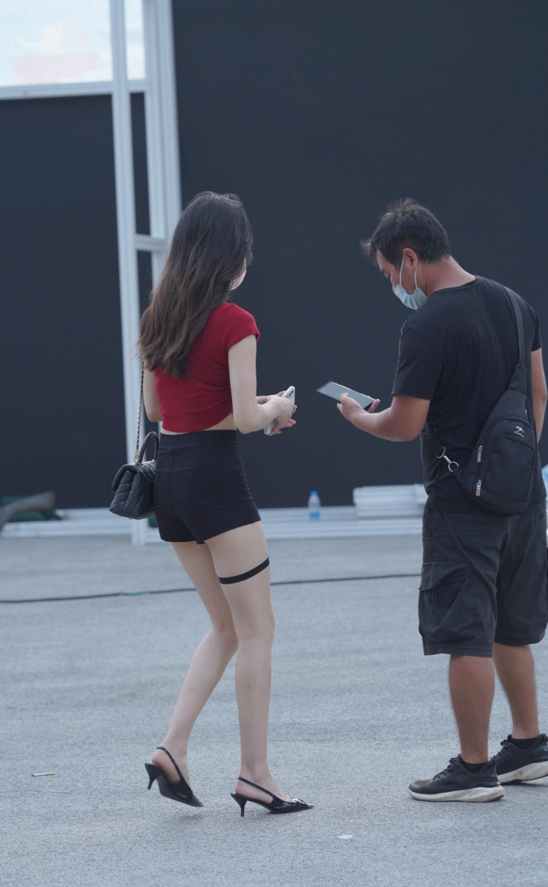 街拍时尚靓丽的美女,一路走过被好几人要微信#时尚街拍美女# #日常穿