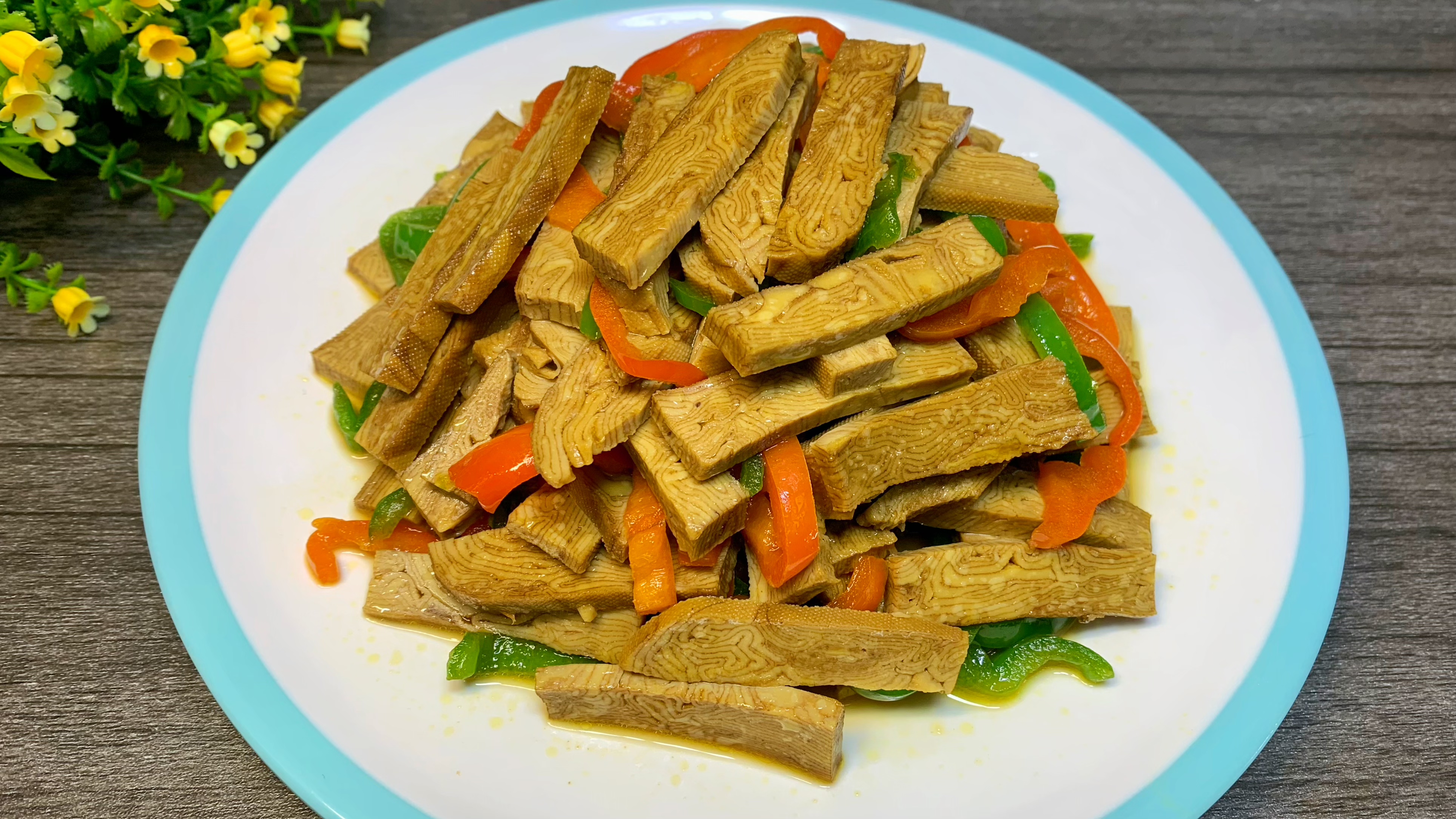 青椒炒香干最简单的做法,香干鲜嫩入味,青椒清脆爽口,下酒下饭