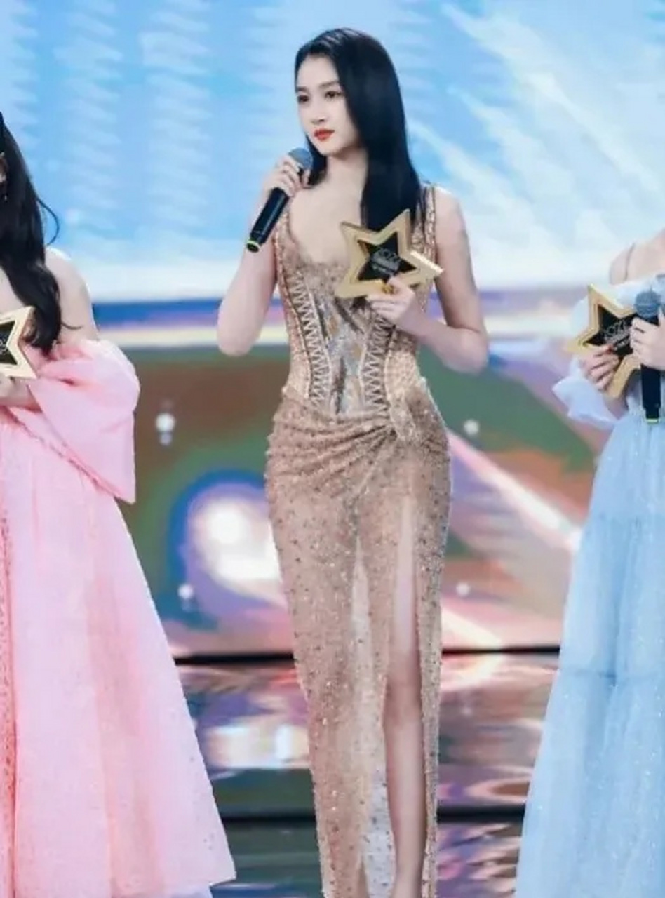 第一次看关晓彤也穿起了透视裙,很震惊.