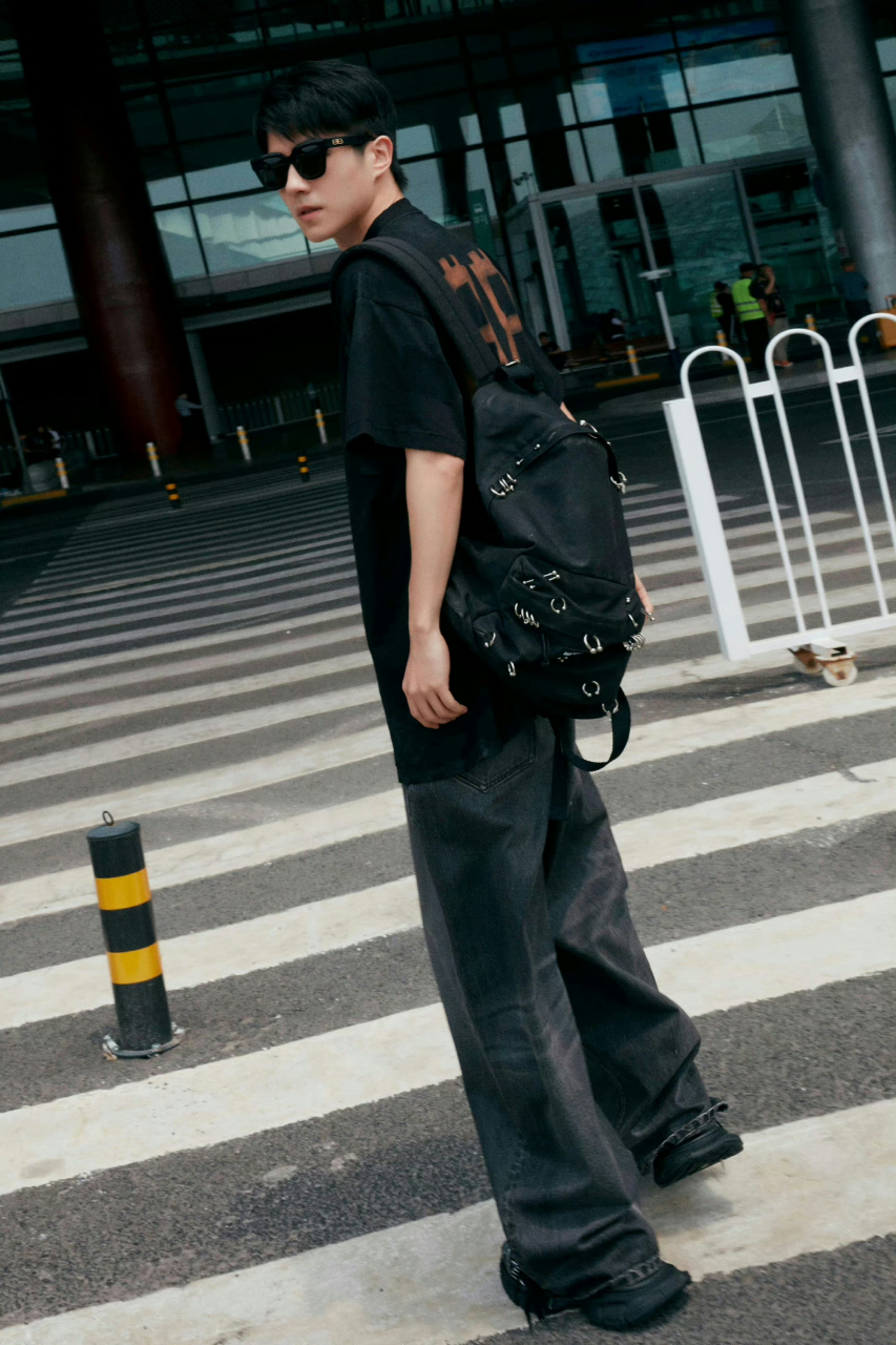 刘昊然机场出发参加balenciaga高定秀的造型
