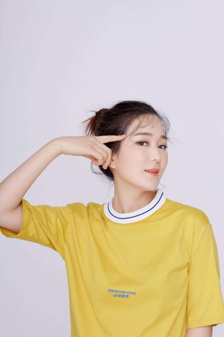 网红最美女歌手:《龙梅子》  龙梅子出生于甘肃省兰州市,中国内地女