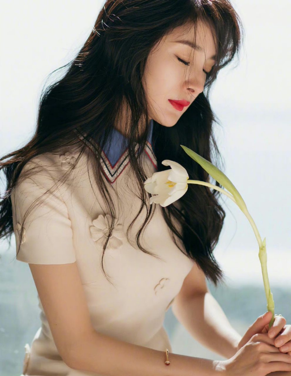 杨幂# 清纯妩媚的眼神,肤白貌美的容颜,窈窕曼妙的身材,直白水嫩的大