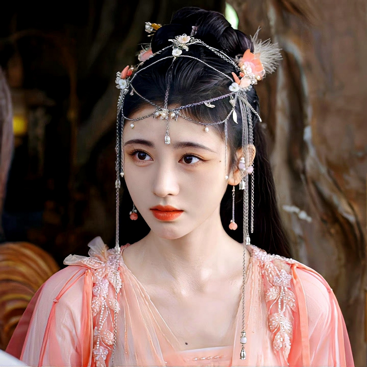 同样是满头配饰的古装打扮,鞠婧祎的画风很影楼,古力娜扎反而多了几分