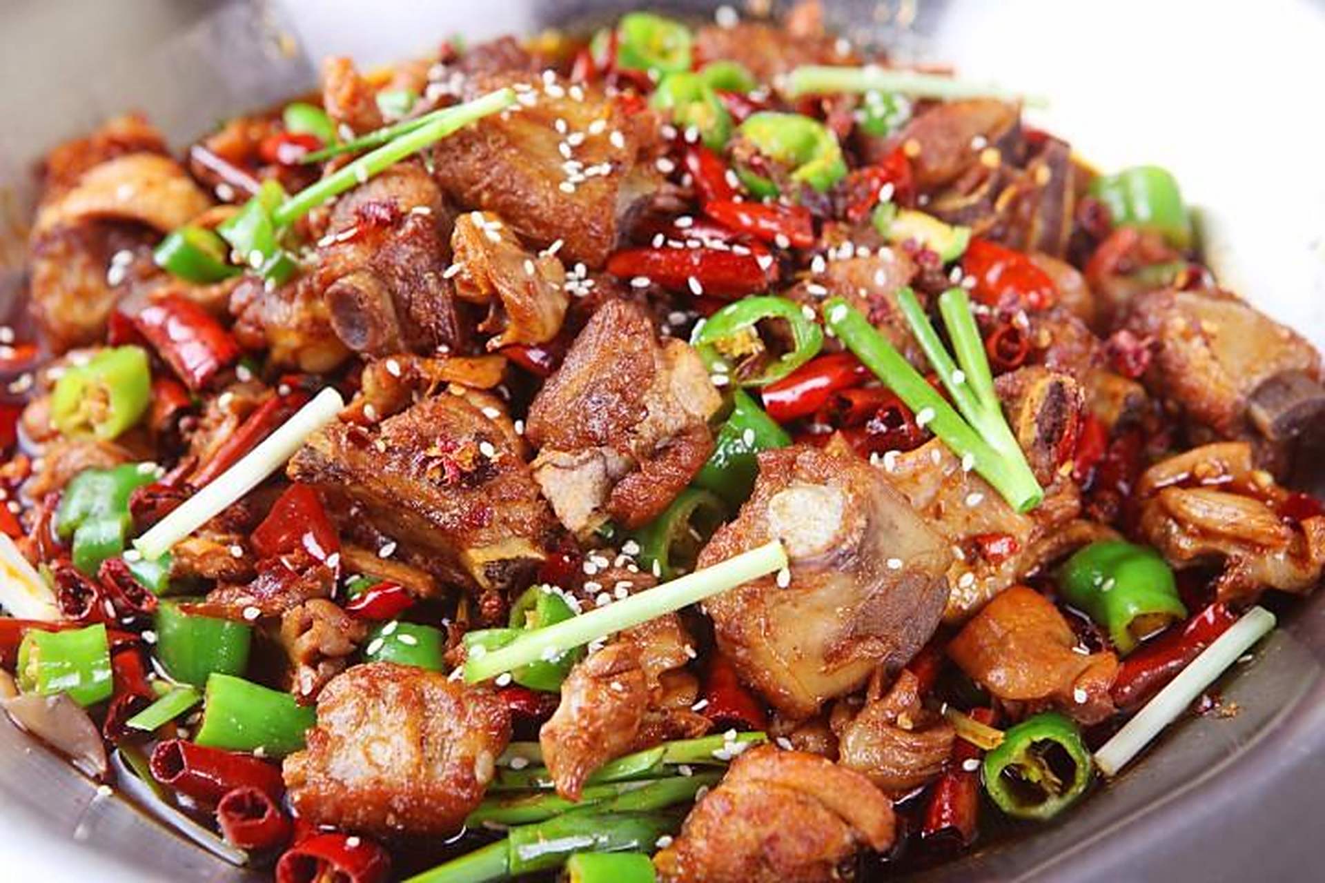 菜品名称:麻辣干锅鸡  首先,我们需要准备一些主要食材:三黄鸡半只(约