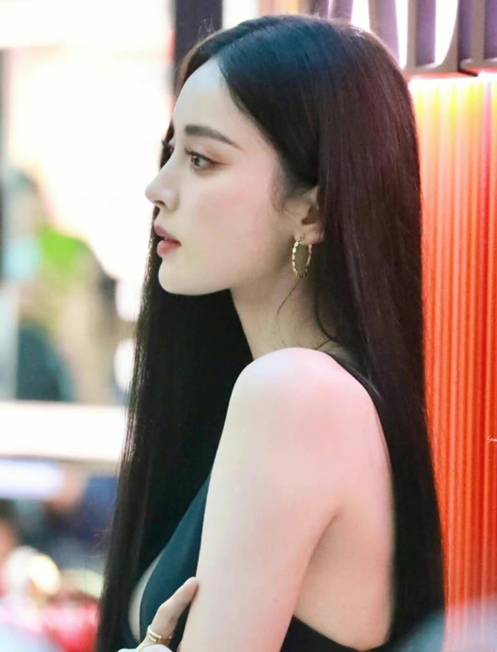 怎么会有人侧脸长的这么完美呢#古力娜扎# 真的太好看了