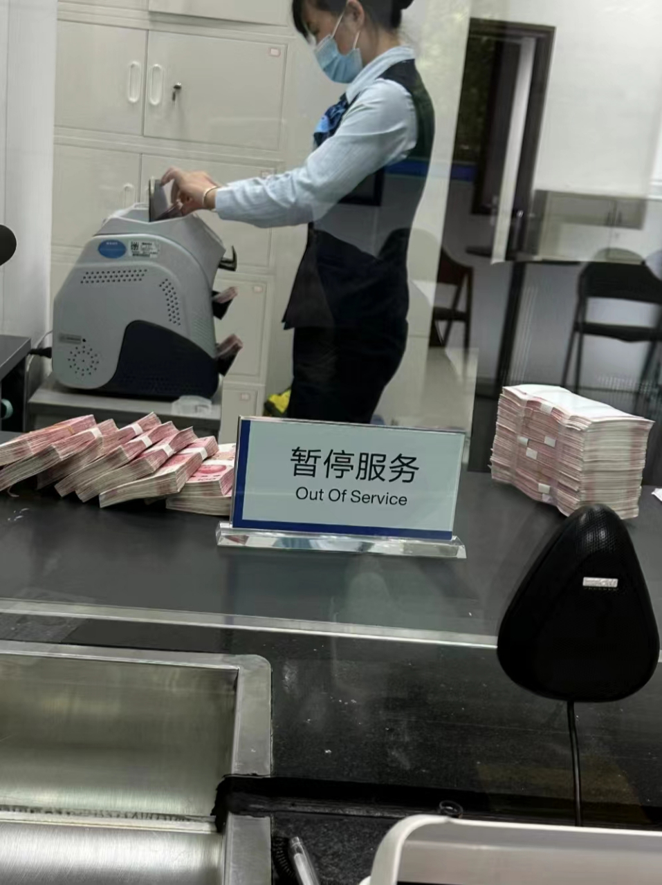 取20万,享受一下银行vip服务,把这个月赚的都取出来,还是现金摸着心里