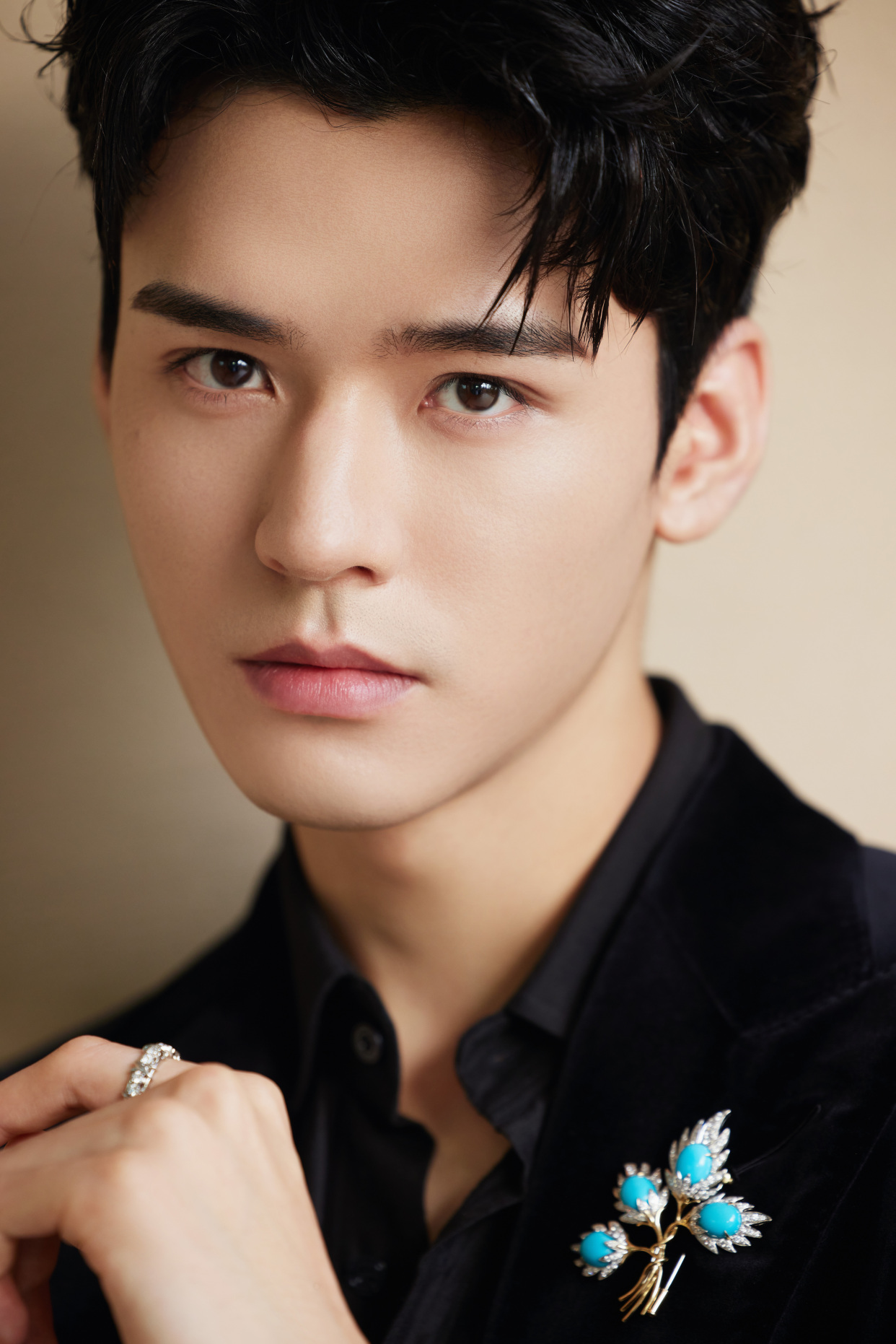 龚俊黑丝绒西服大片