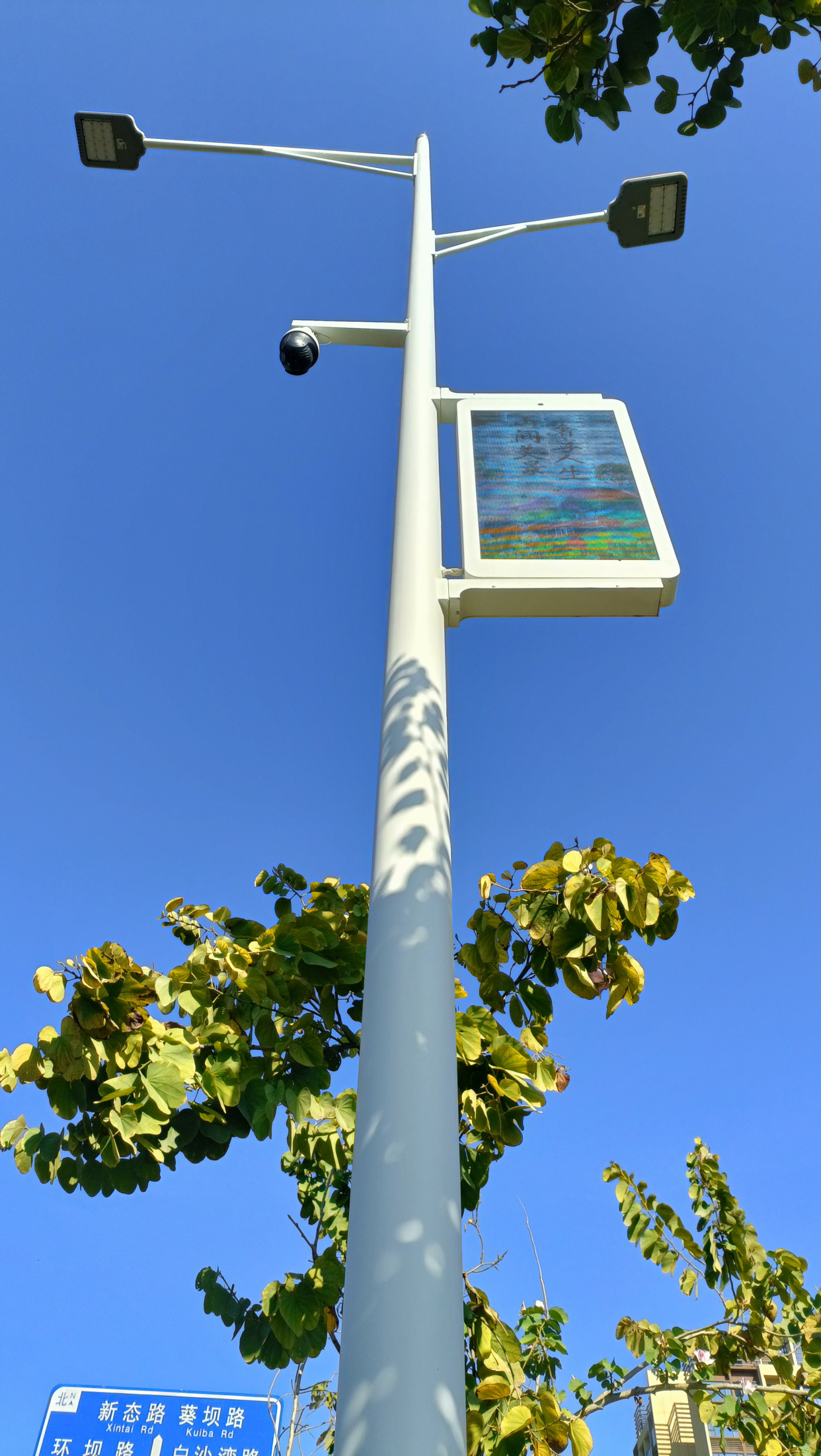 鹏坝通道智能路灯杆智慧出行引导