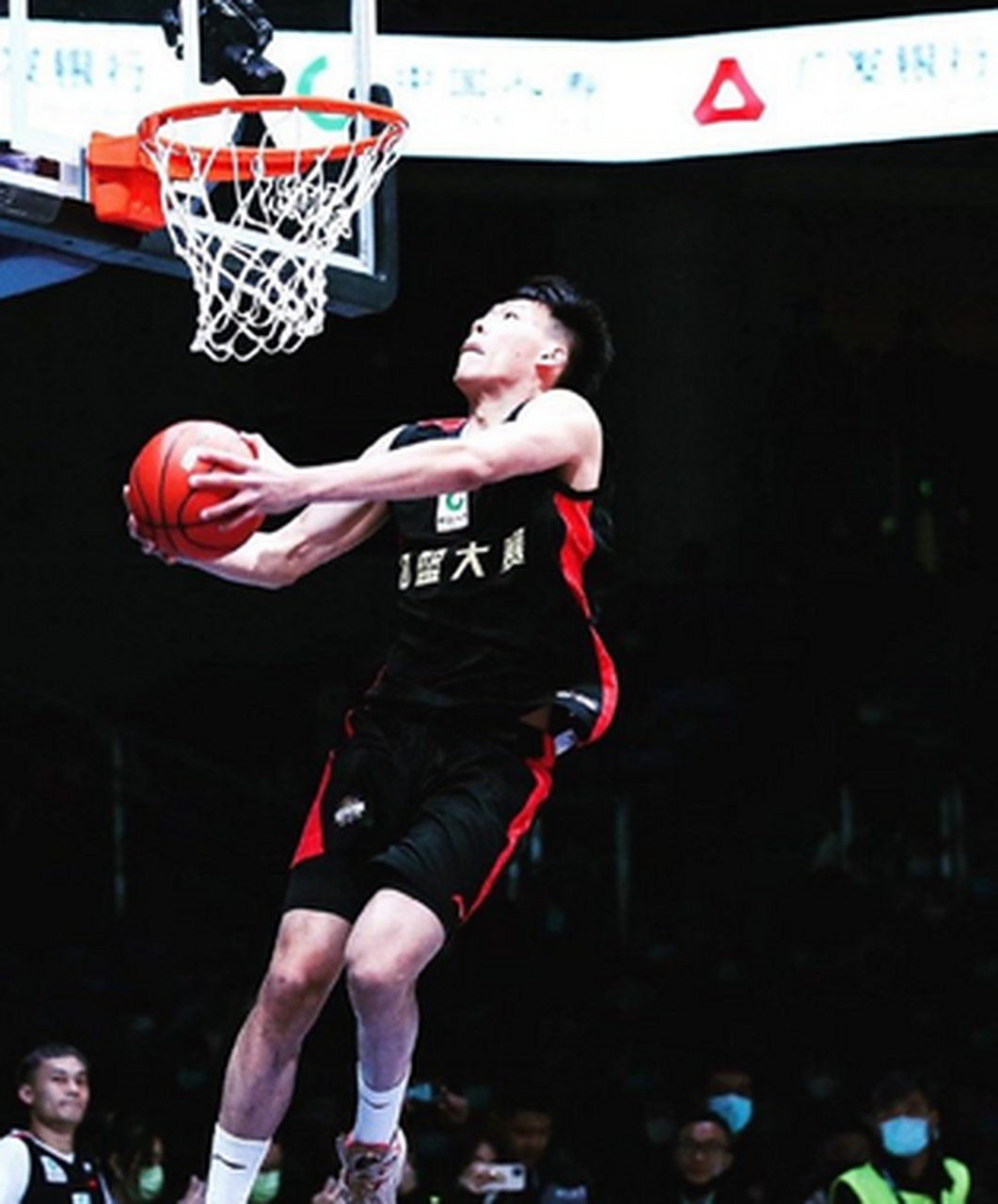 广东张昊cba炸裂扣篮,又是广西仔!